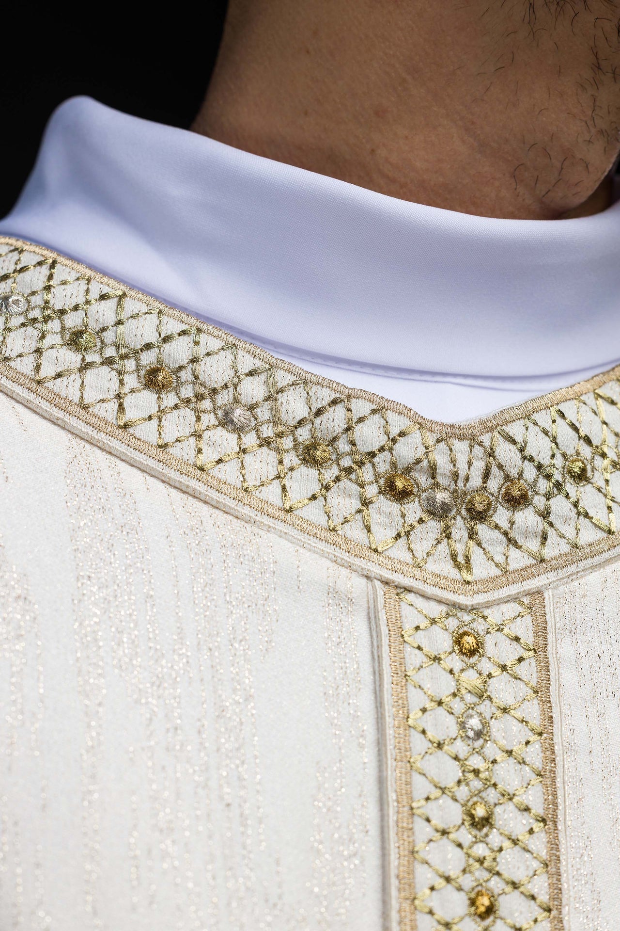 Casulla blanca con galón y cuello bordados