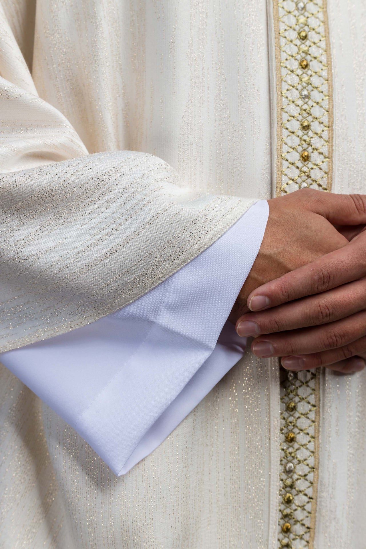 Casulla blanca con galón y cuello bordados