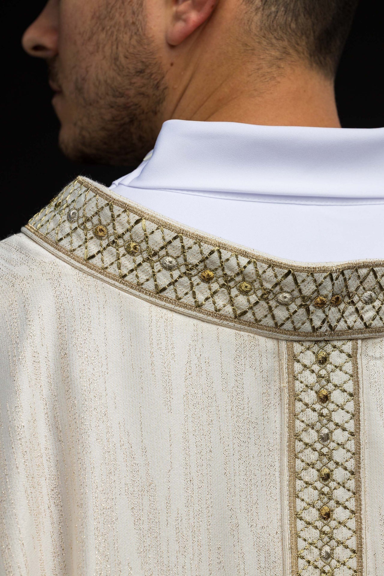 Casulla blanca con galón y cuello bordados