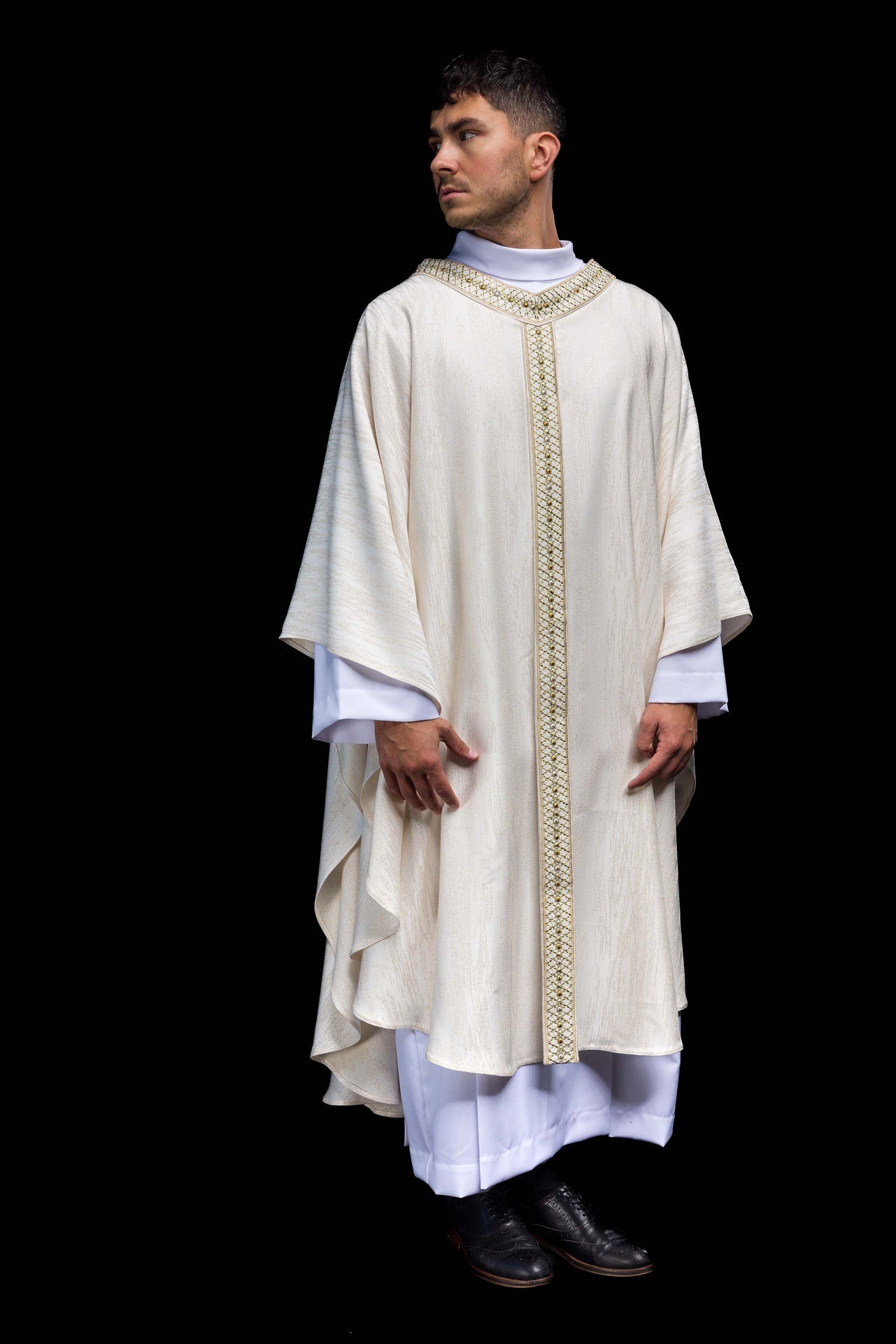 Casulla blanca con galón y cuello bordados