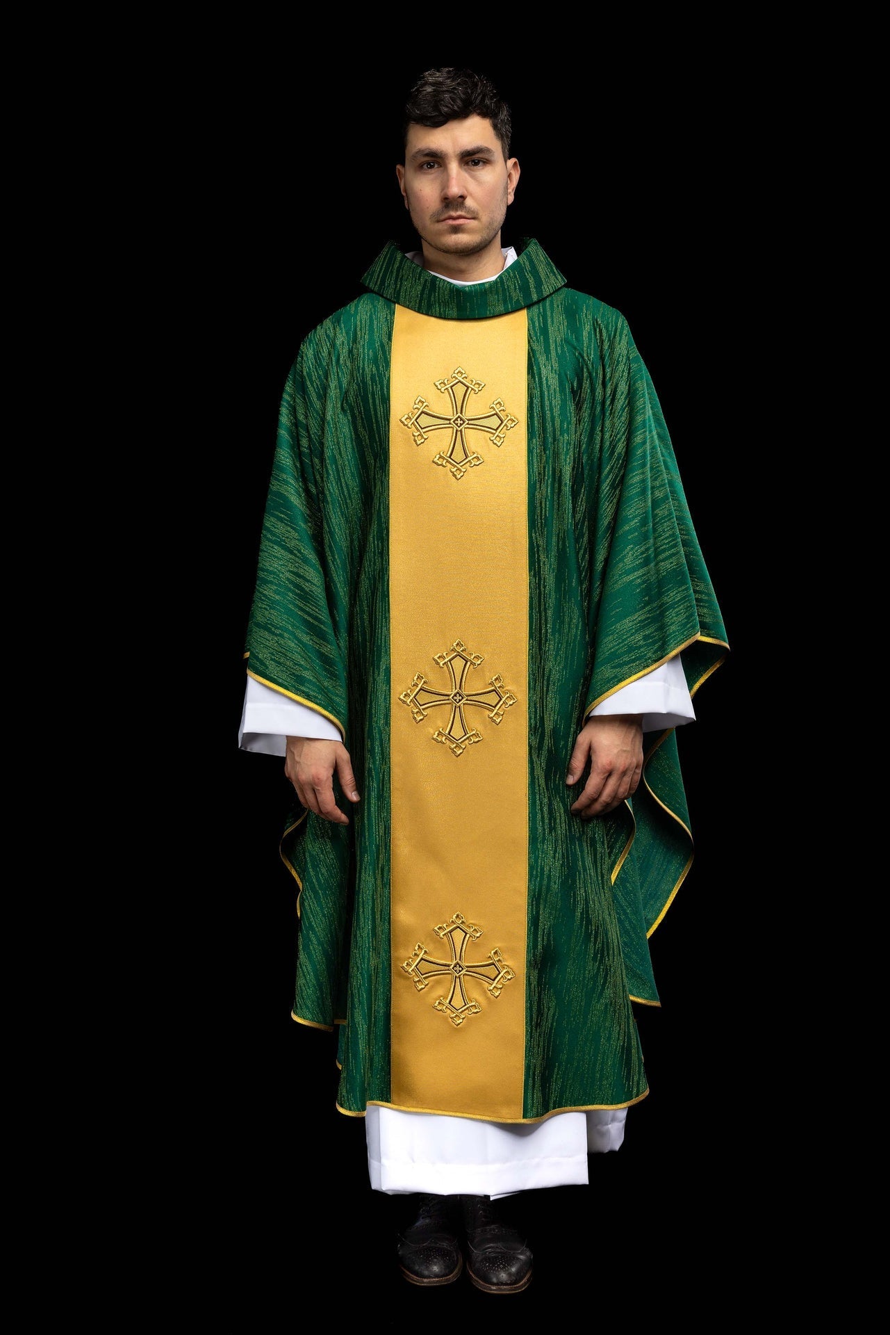 Casulla verde con motivo bordado de la cruz con banda sobre tejido decorativo