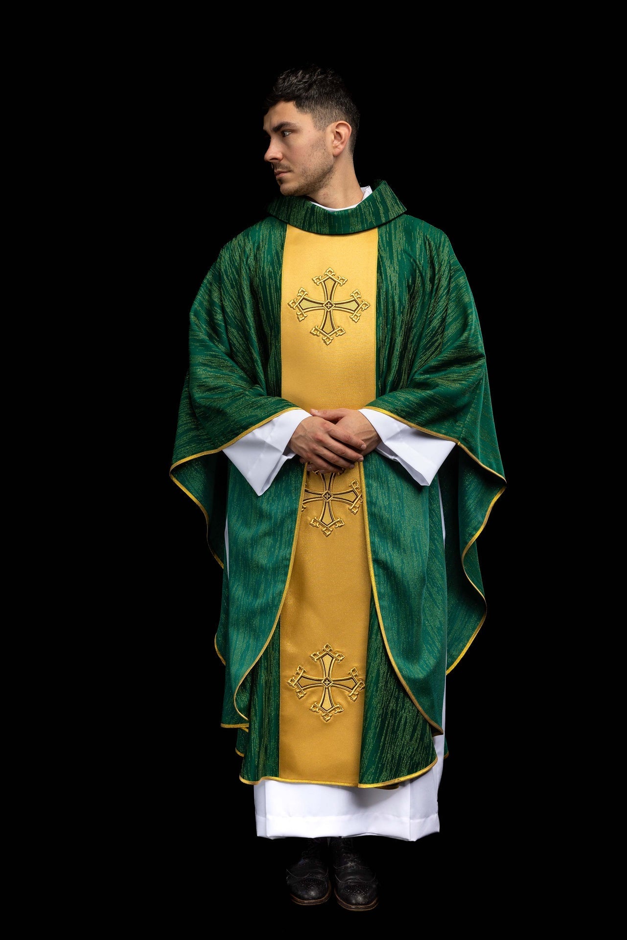 Casulla verde con motivo bordado de la cruz con banda sobre tejido decorativo