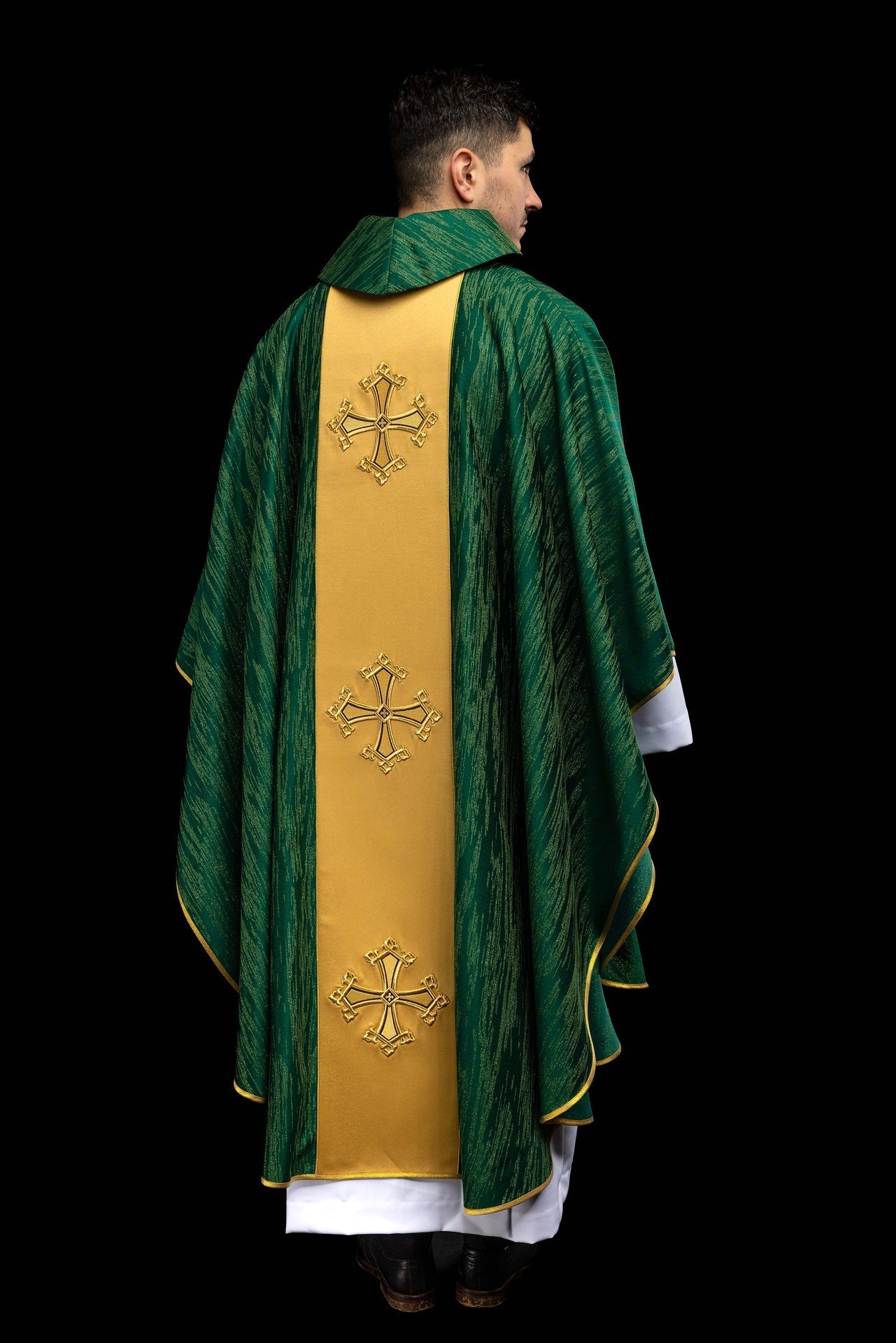 Casulla verde con motivo bordado de la cruz con banda sobre tejido decorativo