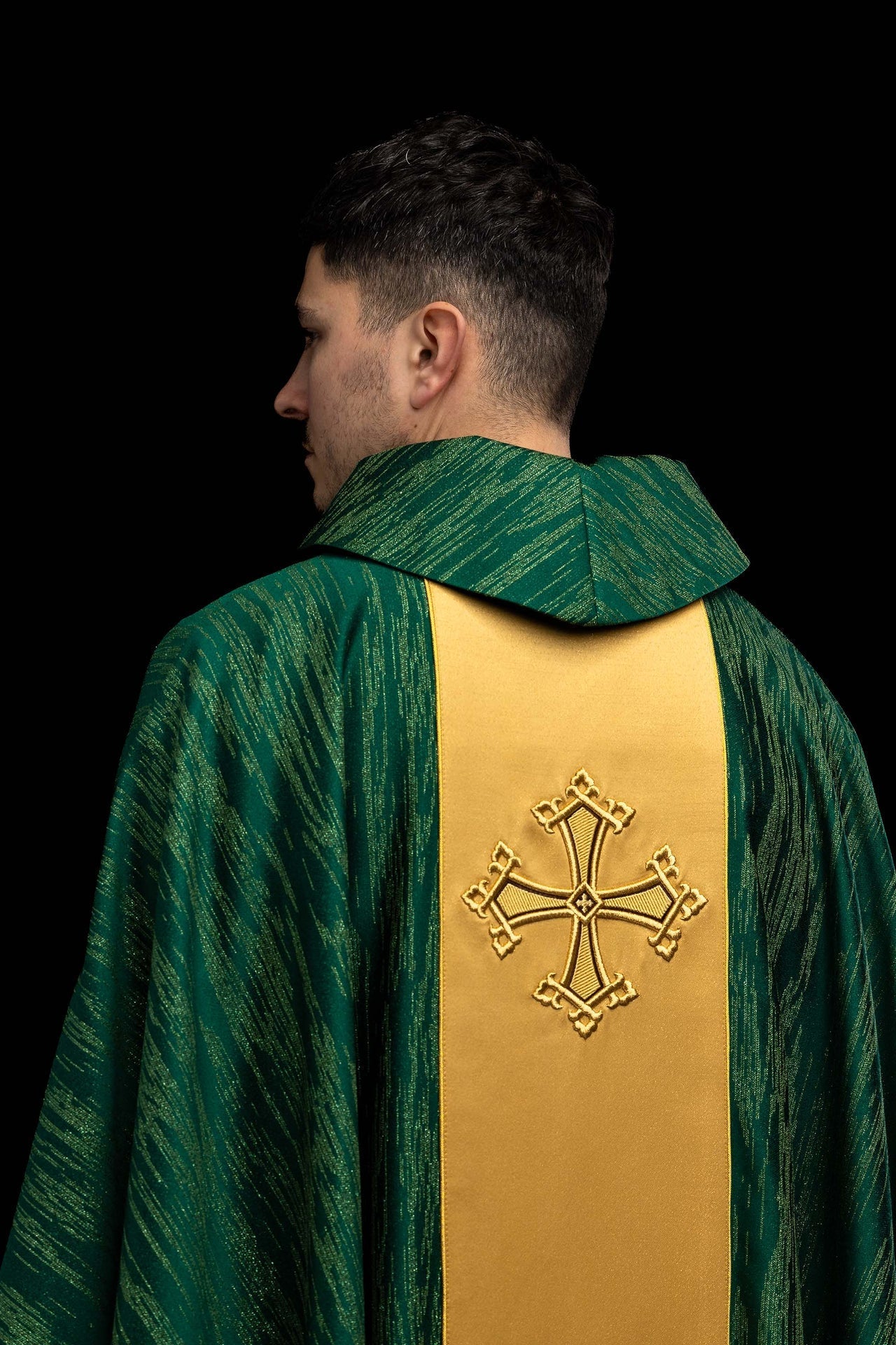 Casulla verde con motivo bordado de la cruz con banda sobre tejido decorativo
