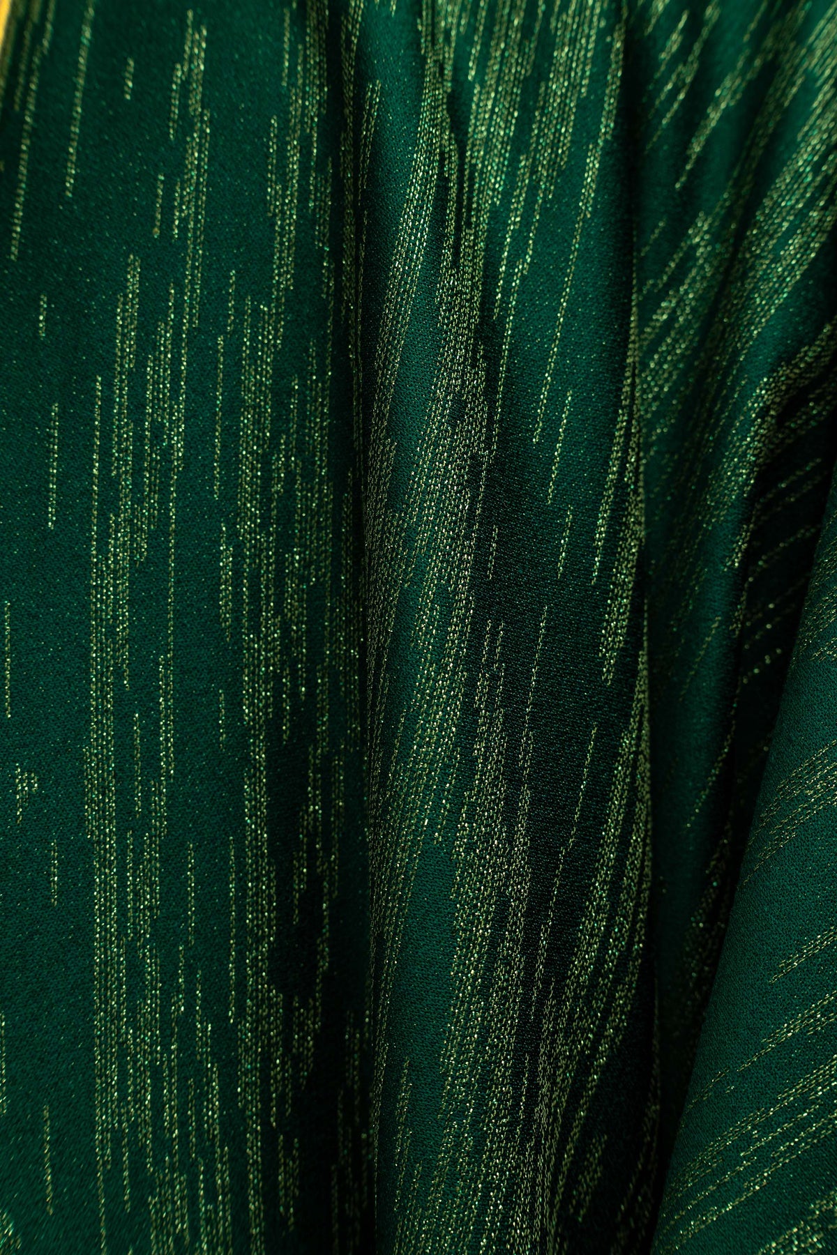Casulla verde con motivo bordado de la cruz con banda sobre tejido decorativo