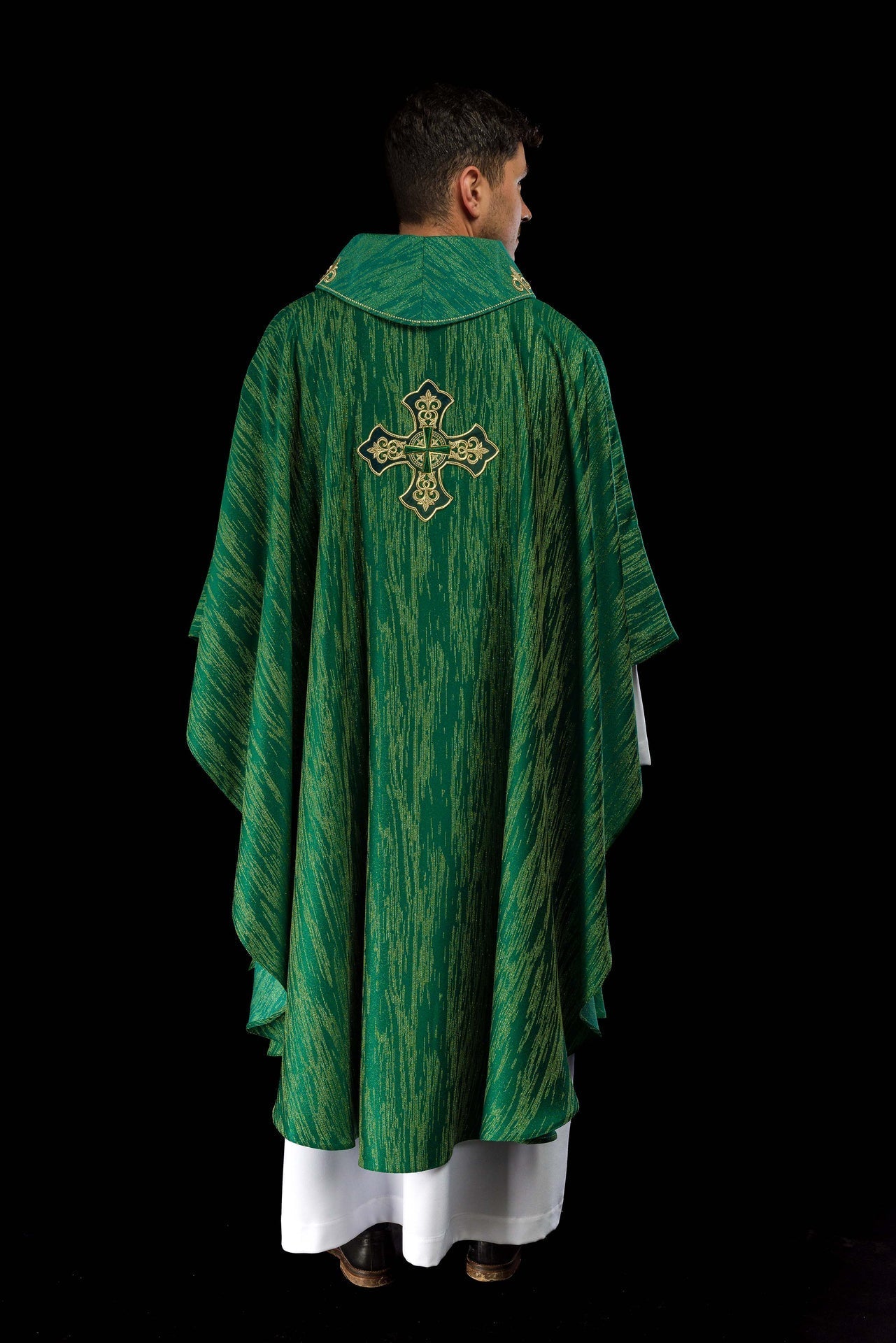 Casulla verde con motivo de cruz bordado sobre tela decorativa