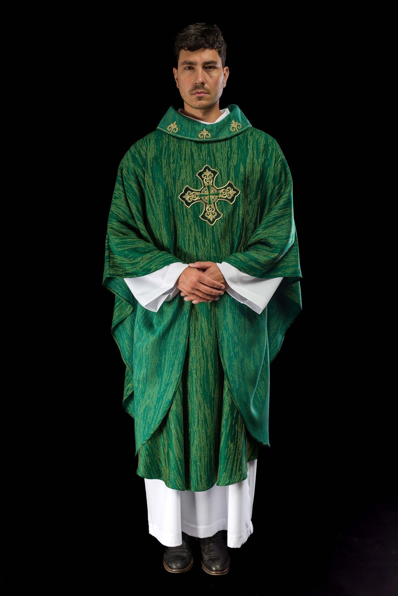 Casulla verde con motivo de cruz bordado sobre tela decorativa