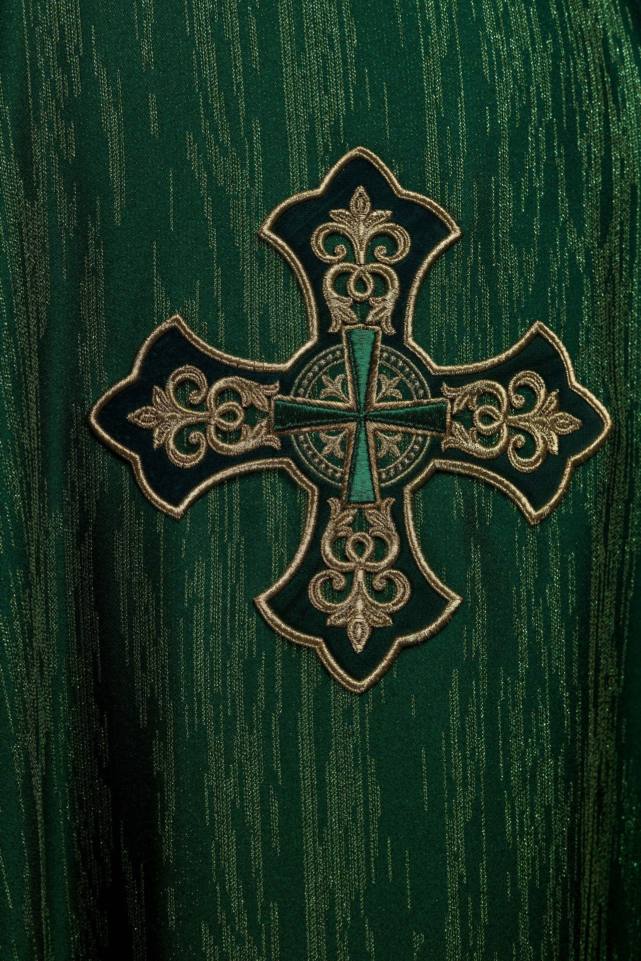 Casulla verde con motivo de cruz bordado sobre tela decorativa