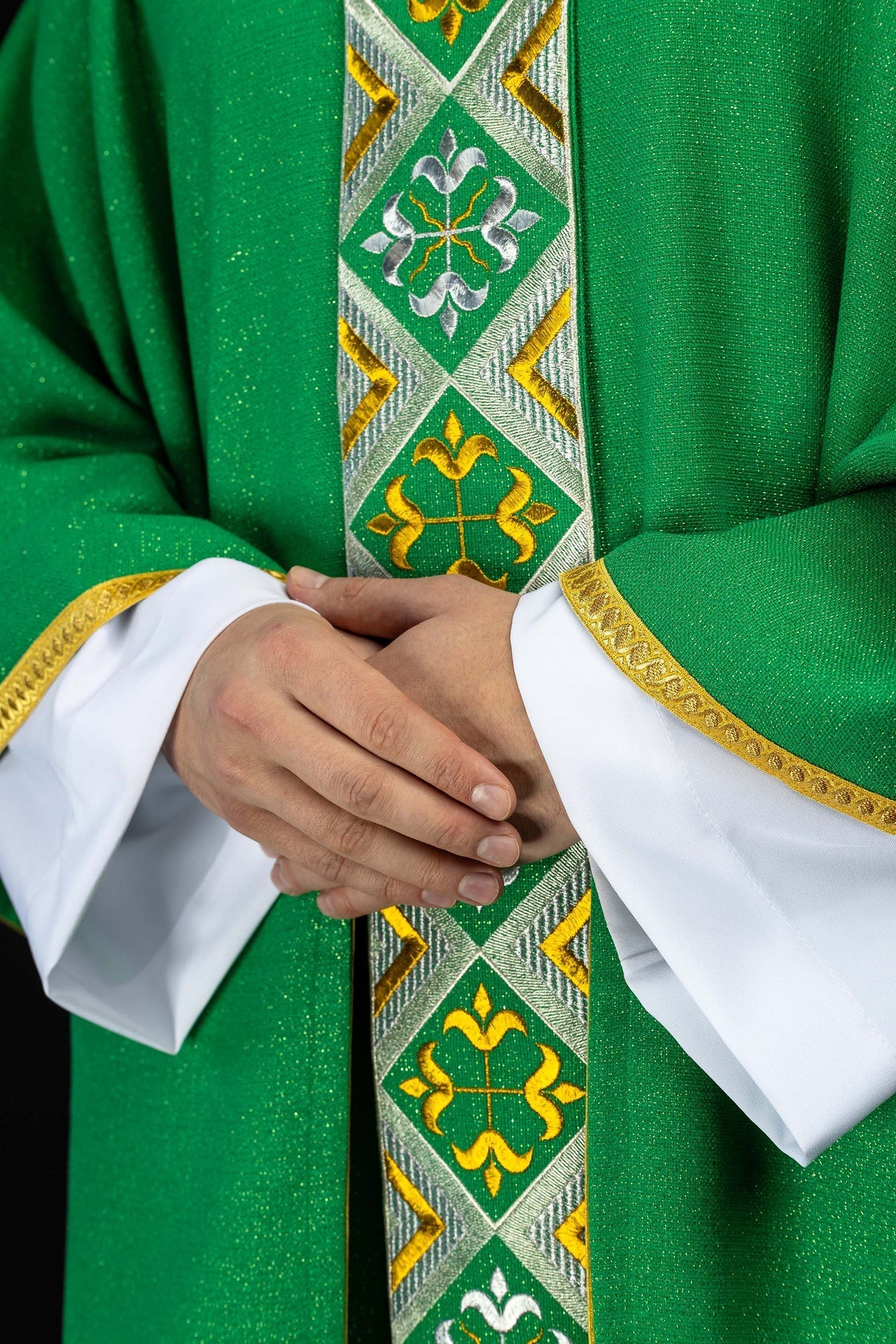 Cíngulo bordado para casulla incluido en el conjunto con la casulla color verde