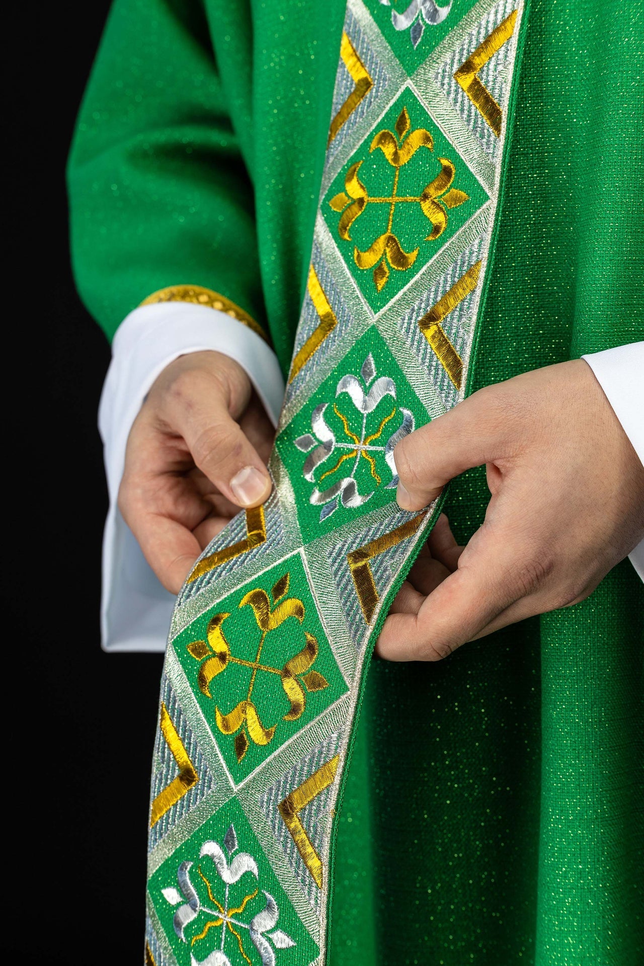 Cíngulo bordado para casulla incluido en el conjunto con la casulla color verde
