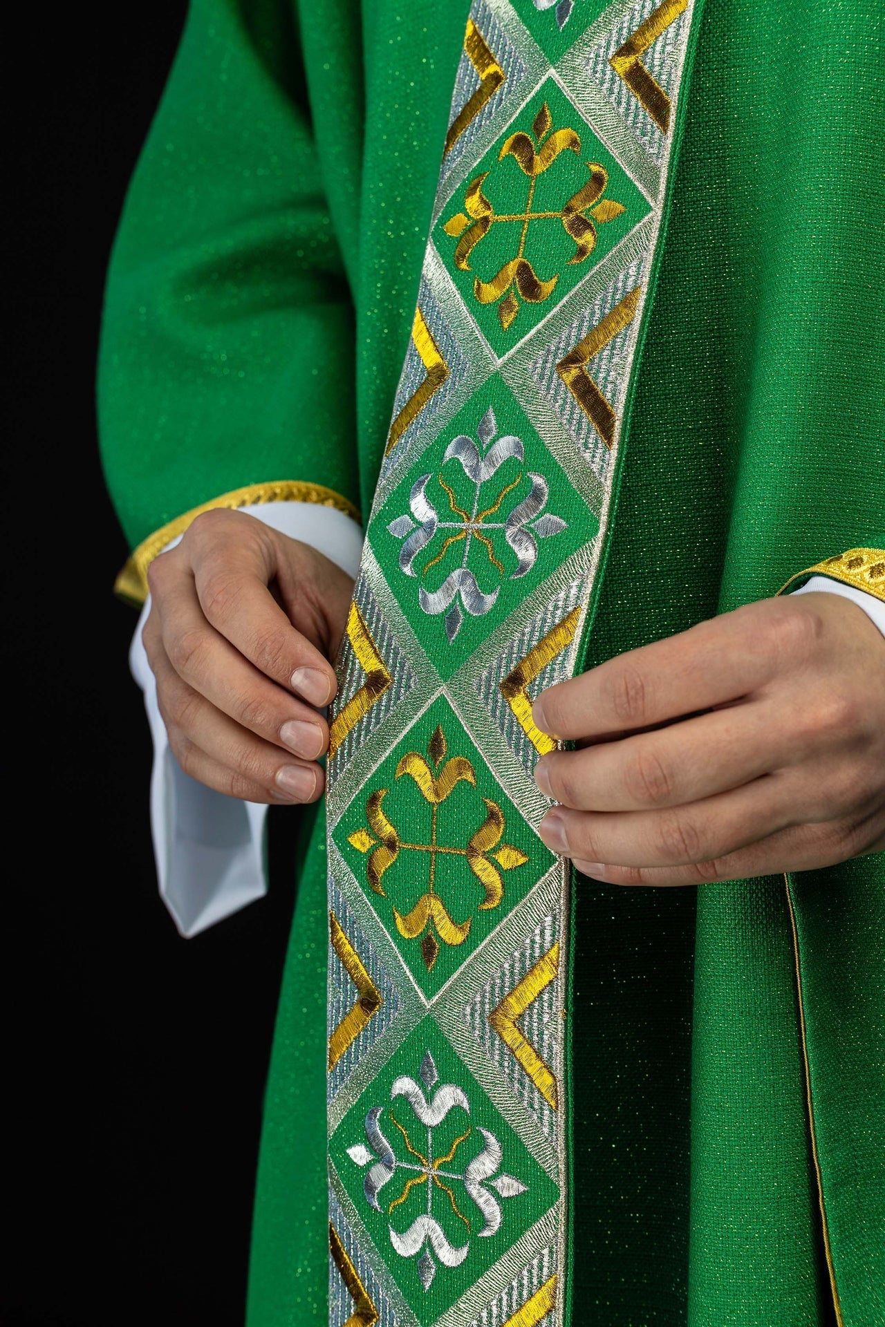 Cíngulo bordado para casulla incluido en el conjunto con la casulla color verde