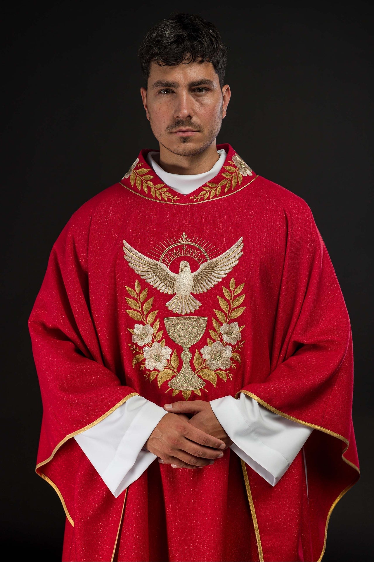 Casulla roja con cuello bordado y símbolo del Espíritu Santo