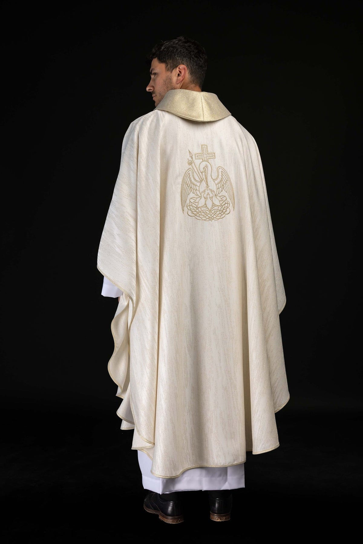 Casulla bordada beige con motivo de pelícano en tela brillante