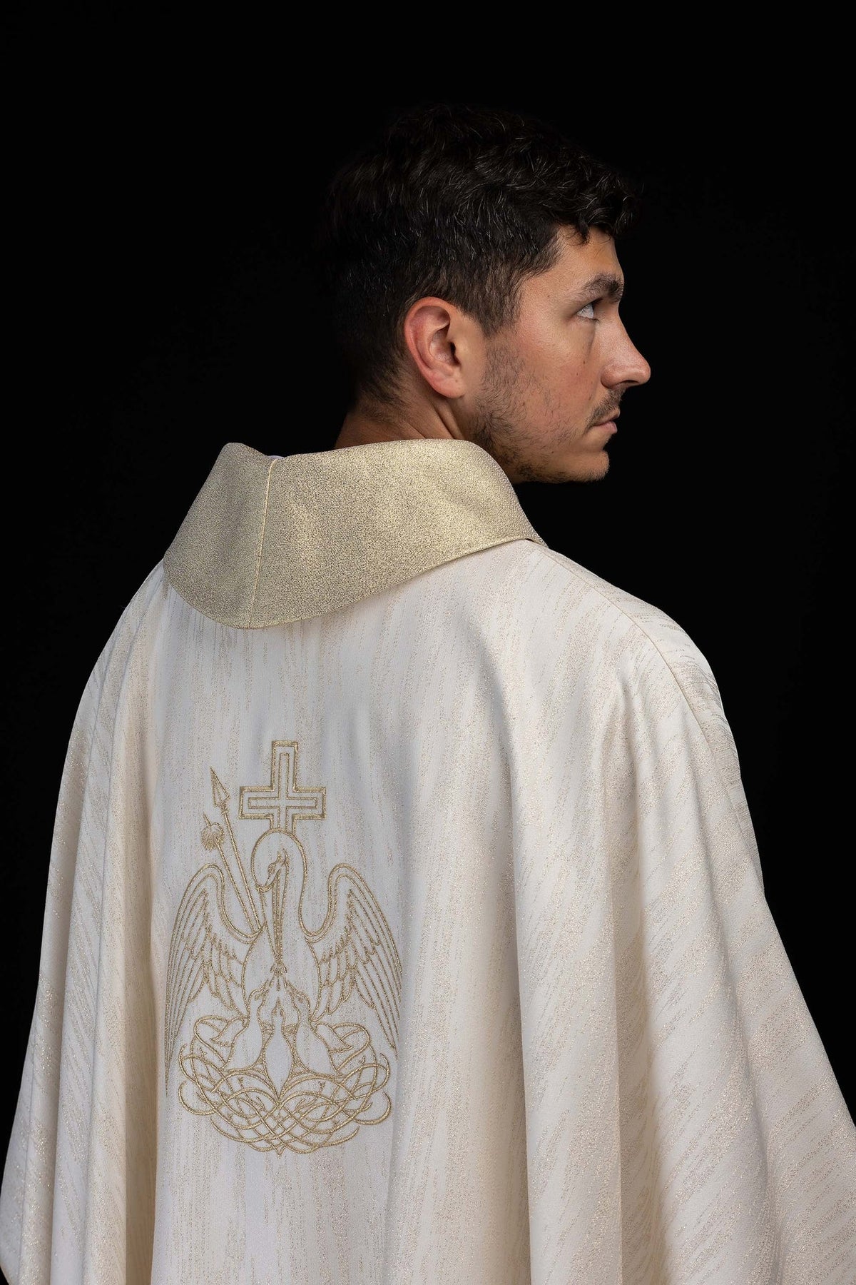Casulla bordada beige con motivo de pelícano en tela brillante