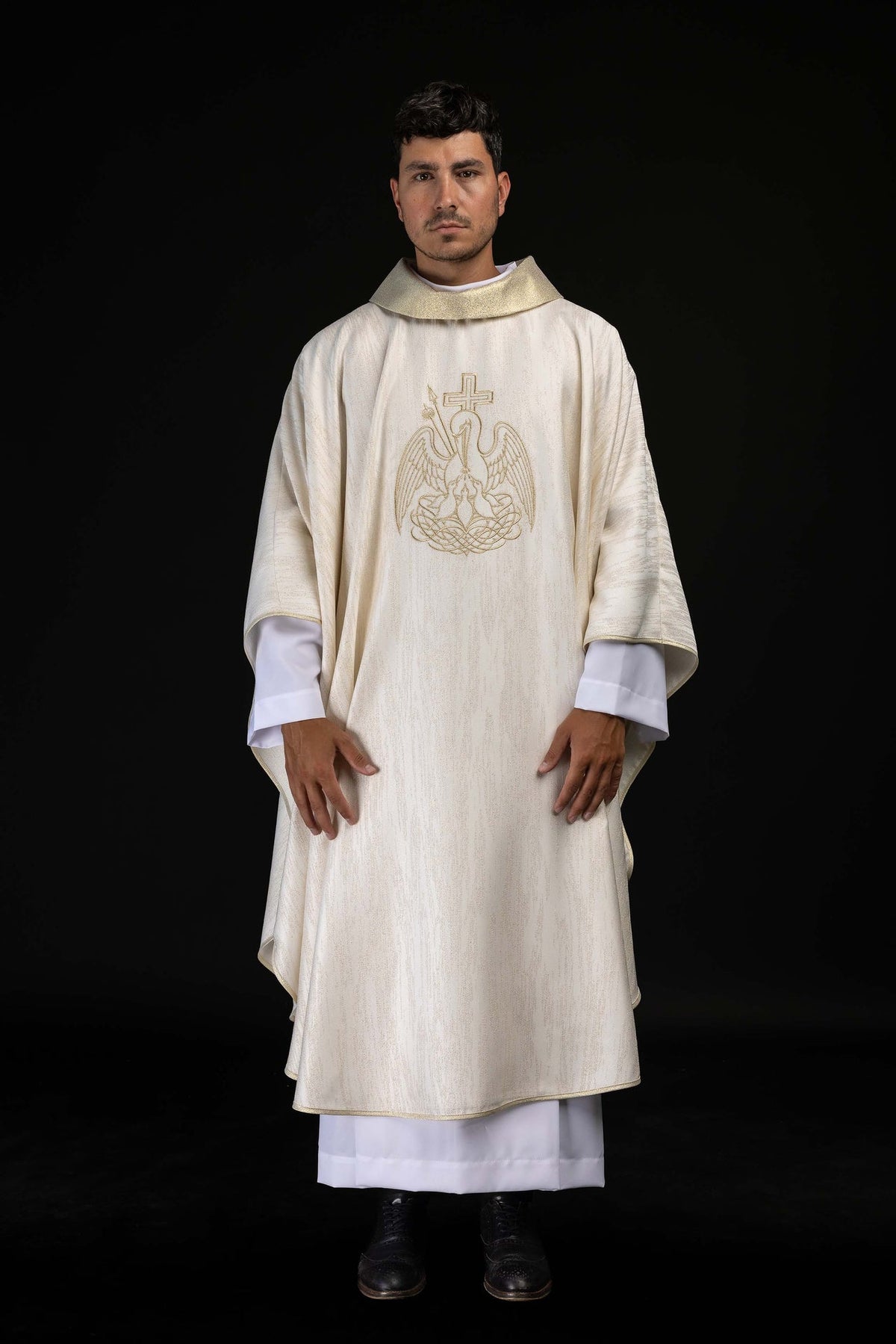 Casulla bordada beige con motivo de pelícano en tela brillante