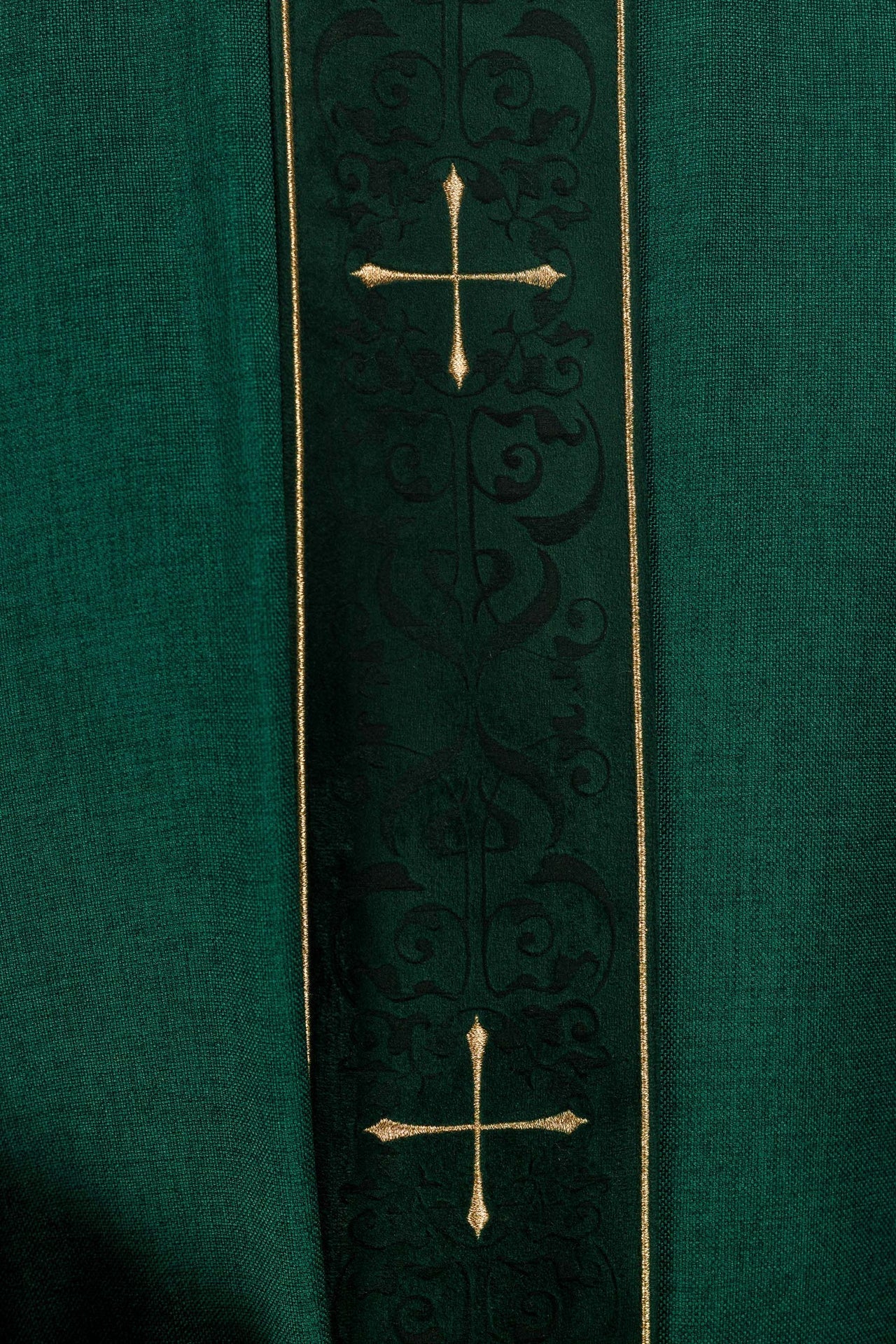 Casulla en color verde con banda y cuello bordados de cruces