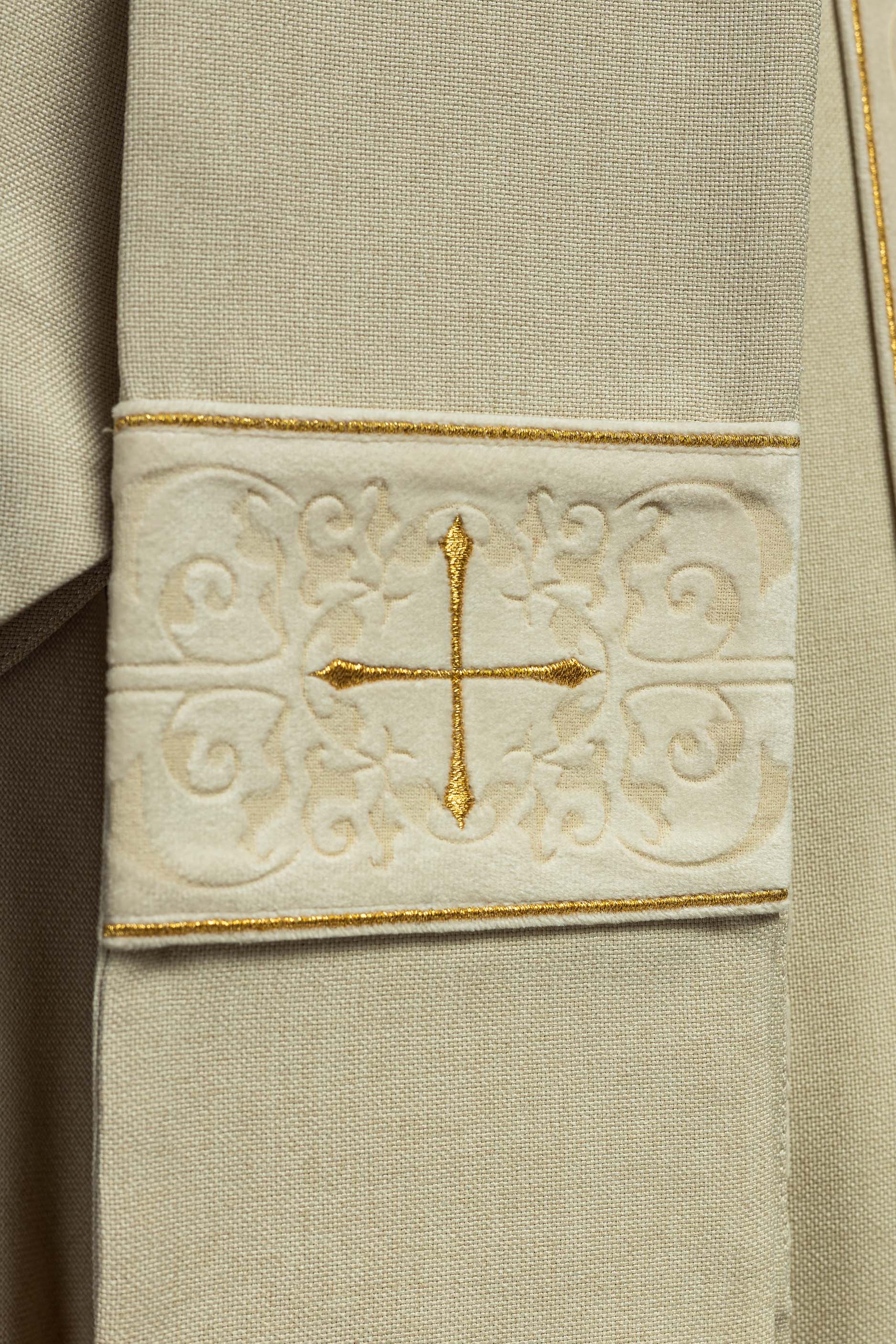 Casulla color ecru con banda y cuello bordados con cruces