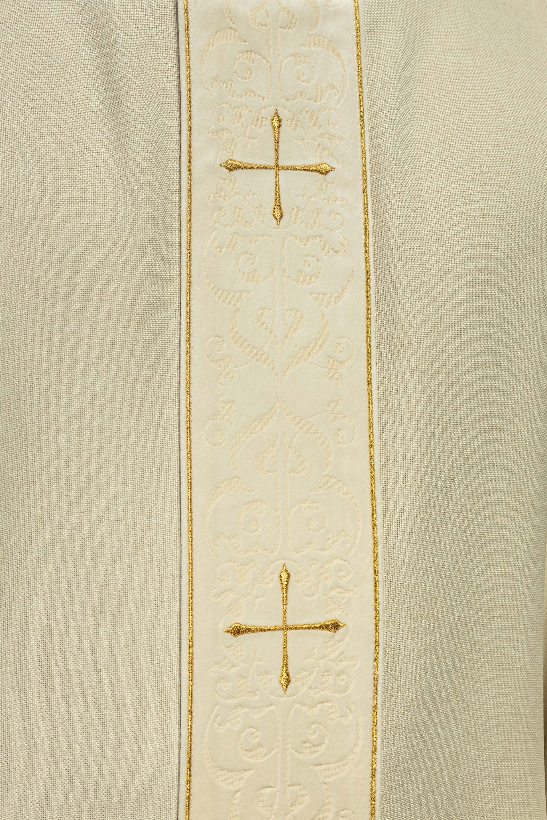 Casulla color ecru con banda y cuello bordados con cruces