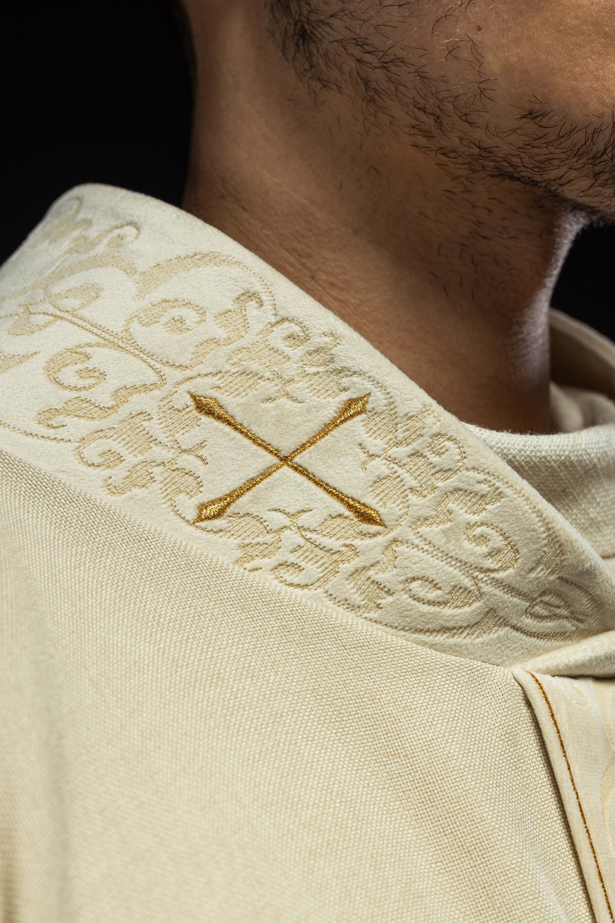 Casulla color ecru con banda y cuello bordados con cruces