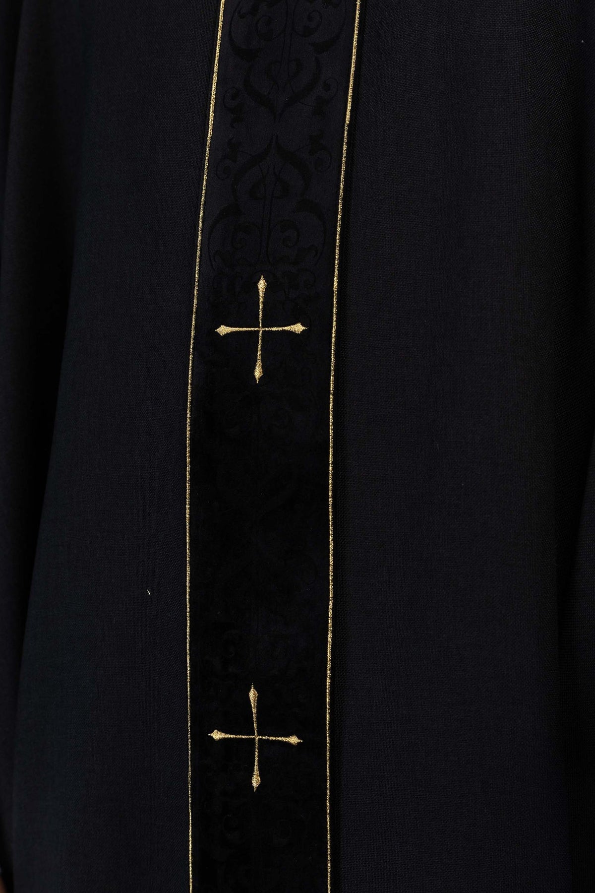 Casulla negra con estolón bordado y cuello con cruces