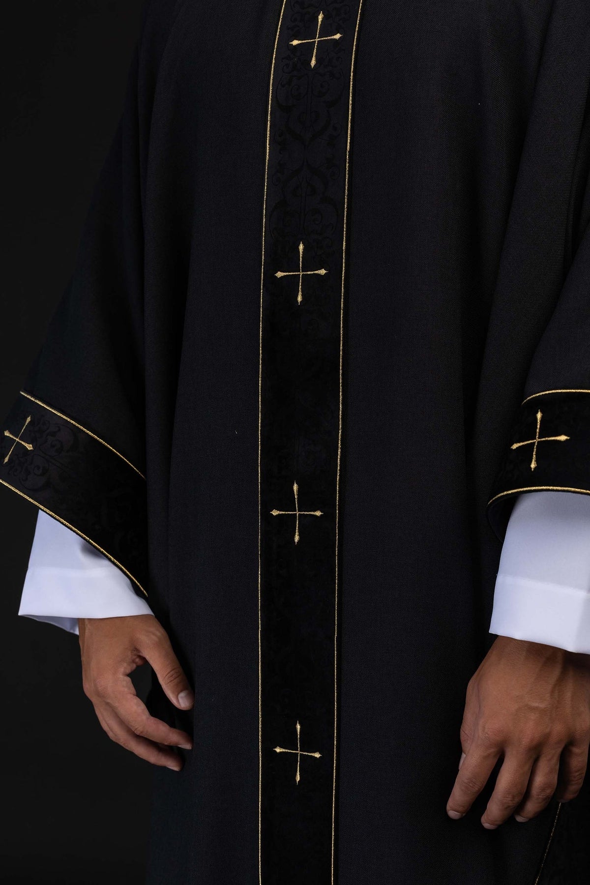 Casulla negra con estolón bordado y cuello con cruces