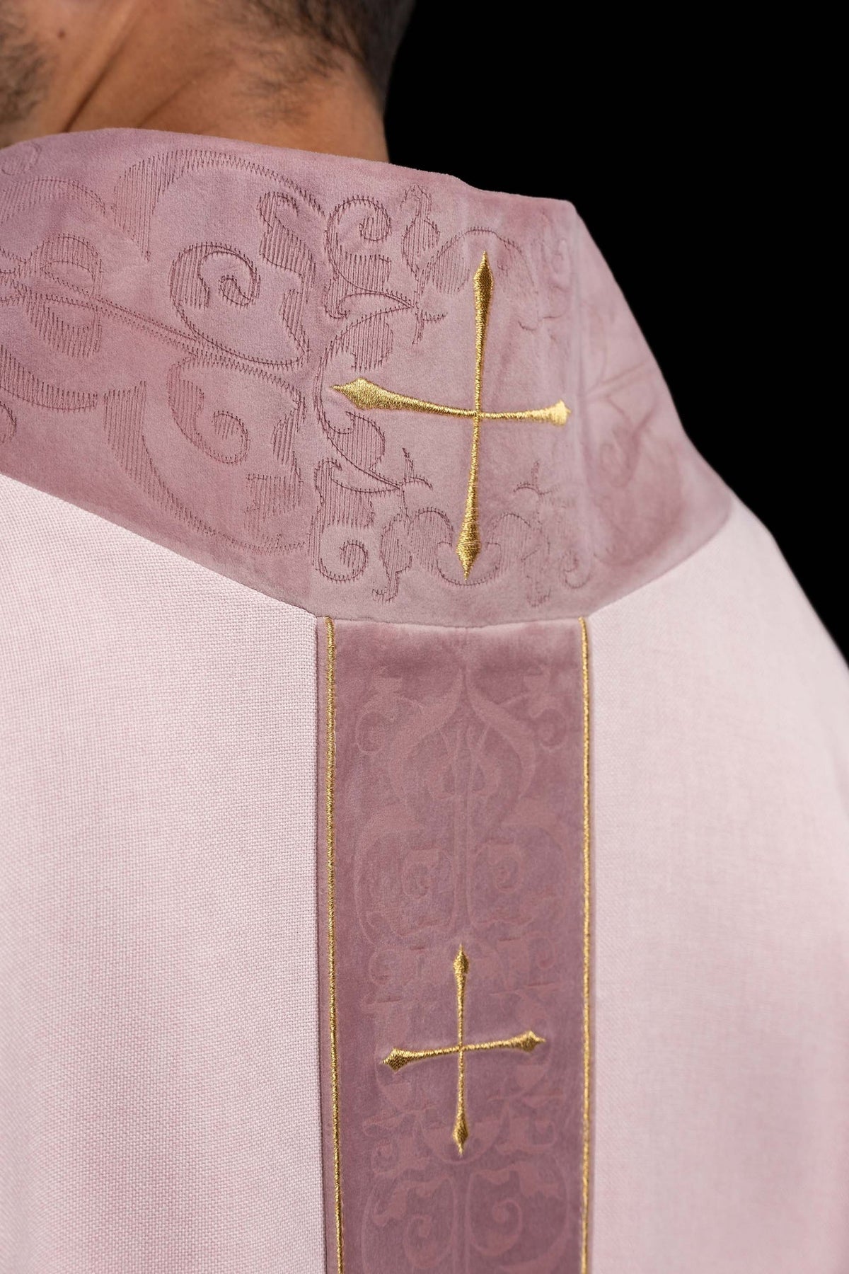 Casulla litúrgica rosa con estolón bordado y cuello con cruces