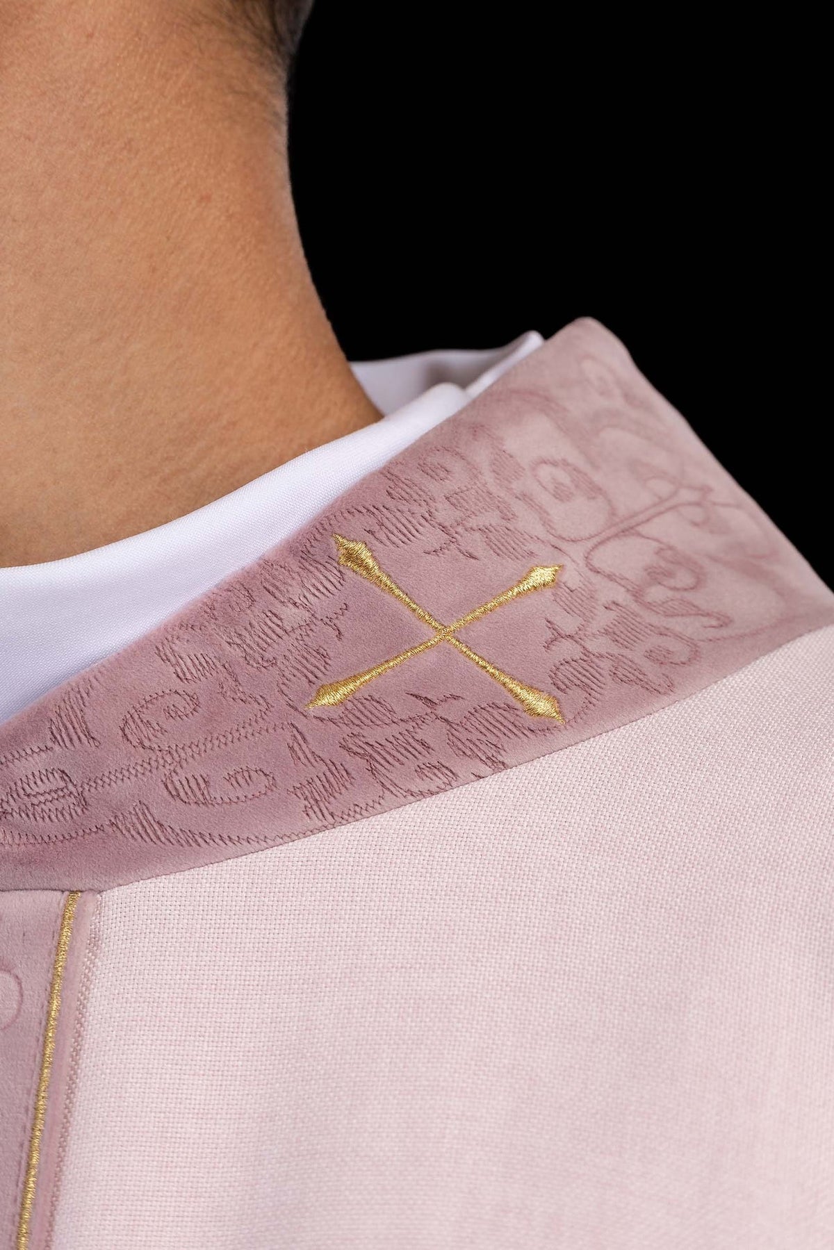 Casulla litúrgica rosa con estolón bordado y cuello con cruces