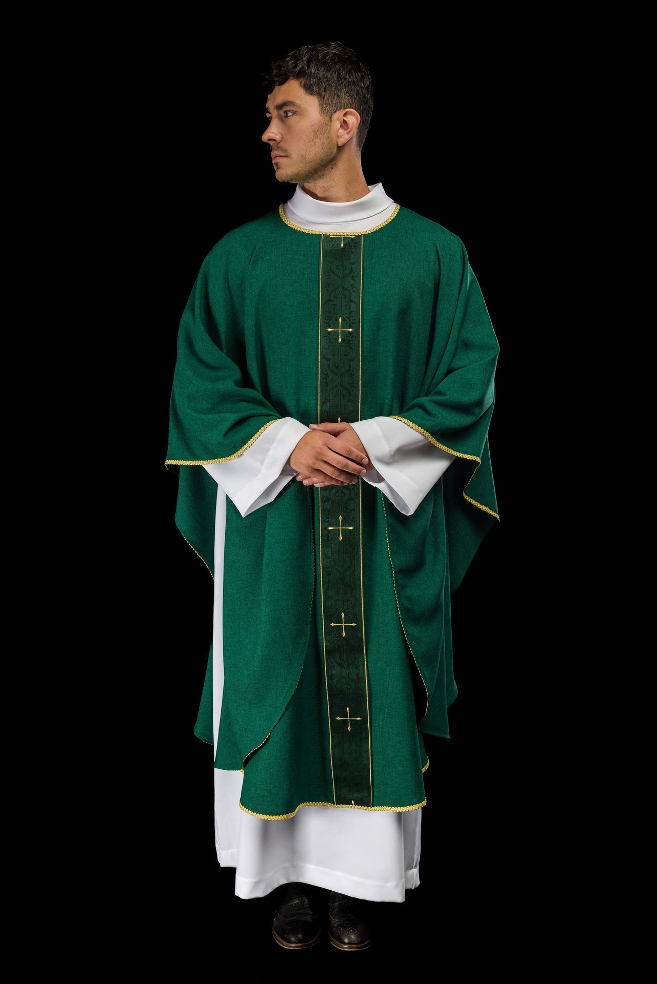 Casulla en color verde con banda bordada de cruces