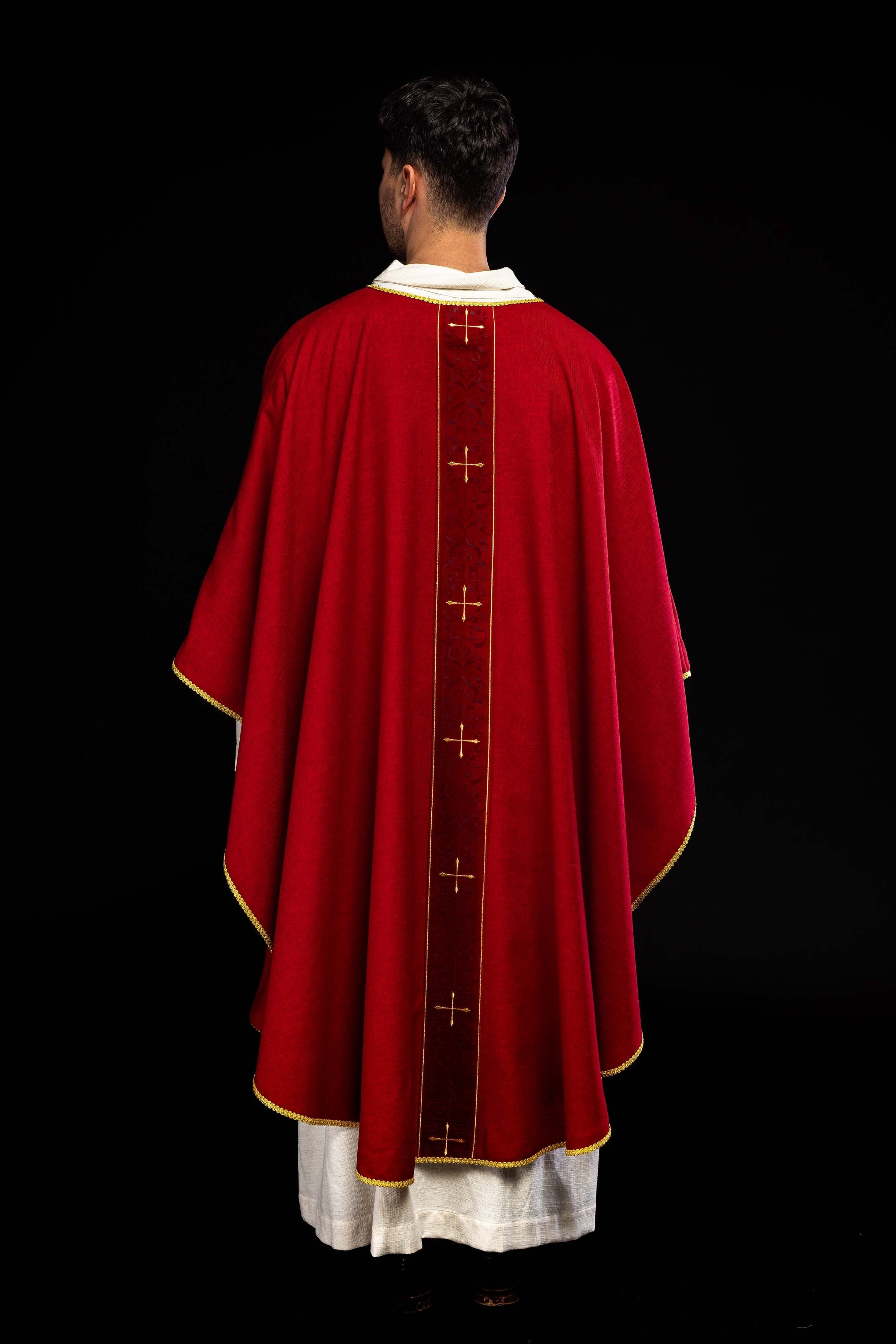 Casulla de color rojo con banda bordada con cruces