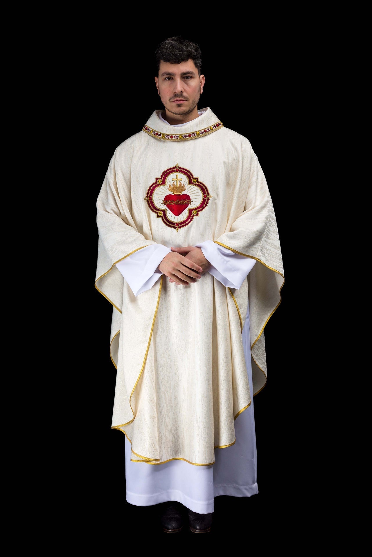 Casulla bordada con la imagen del Sagrado Corazón de Jesús y del cáliz eucarístico