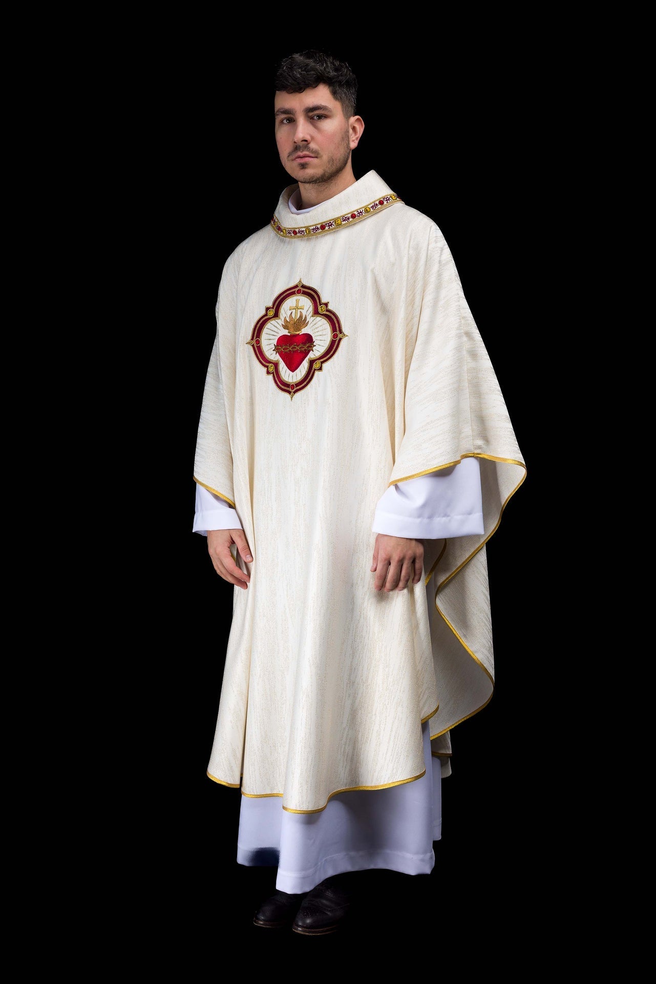 Casulla bordada con la imagen del Sagrado Corazón de Jesús y del cáliz eucarístico