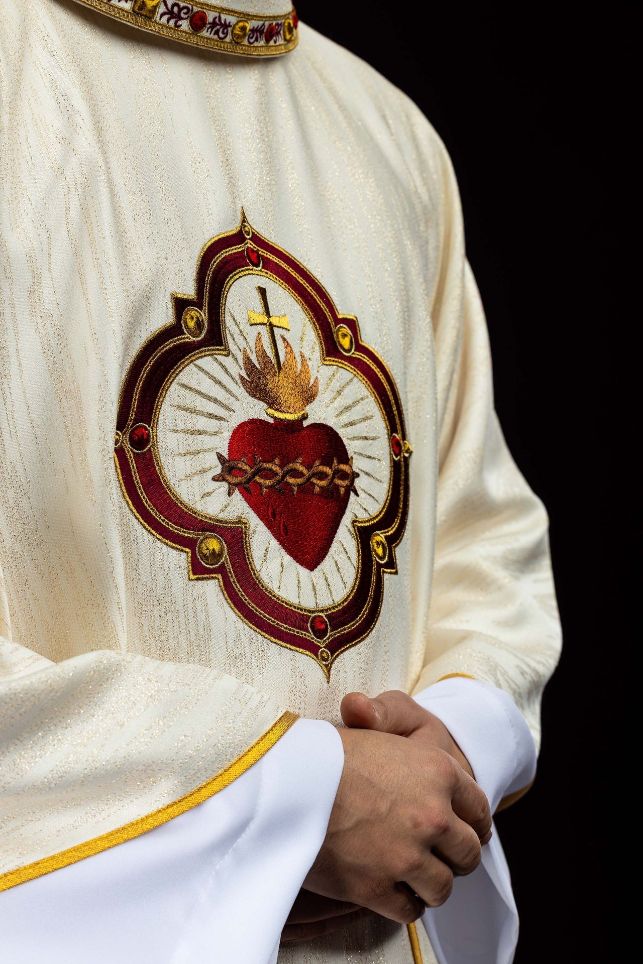 Casulla bordada con la imagen del Sagrado Corazón de Jesús y del cáliz eucarístico