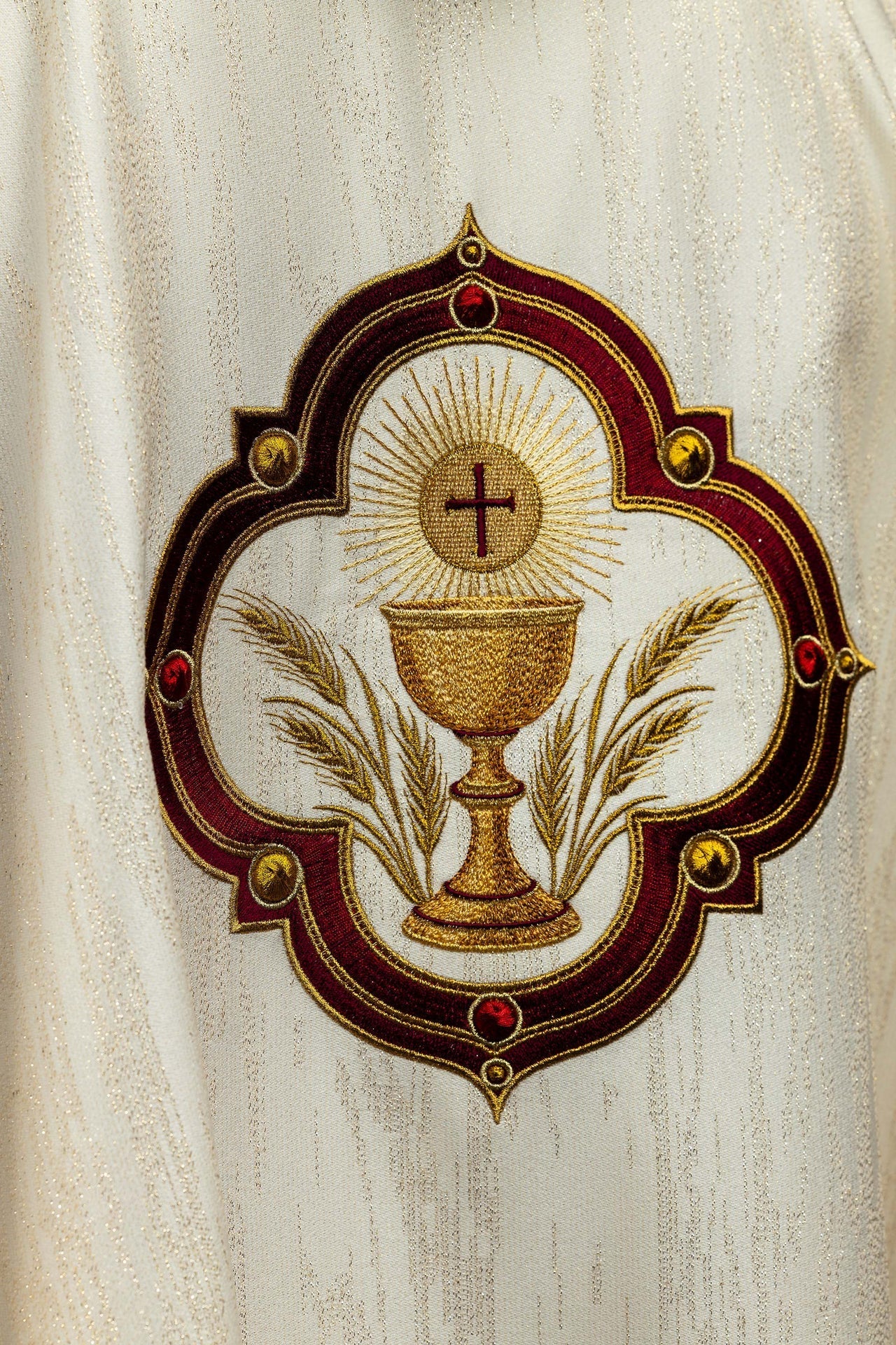 Casulla bordada con la imagen del Sagrado Corazón de Jesús y del cáliz eucarístico