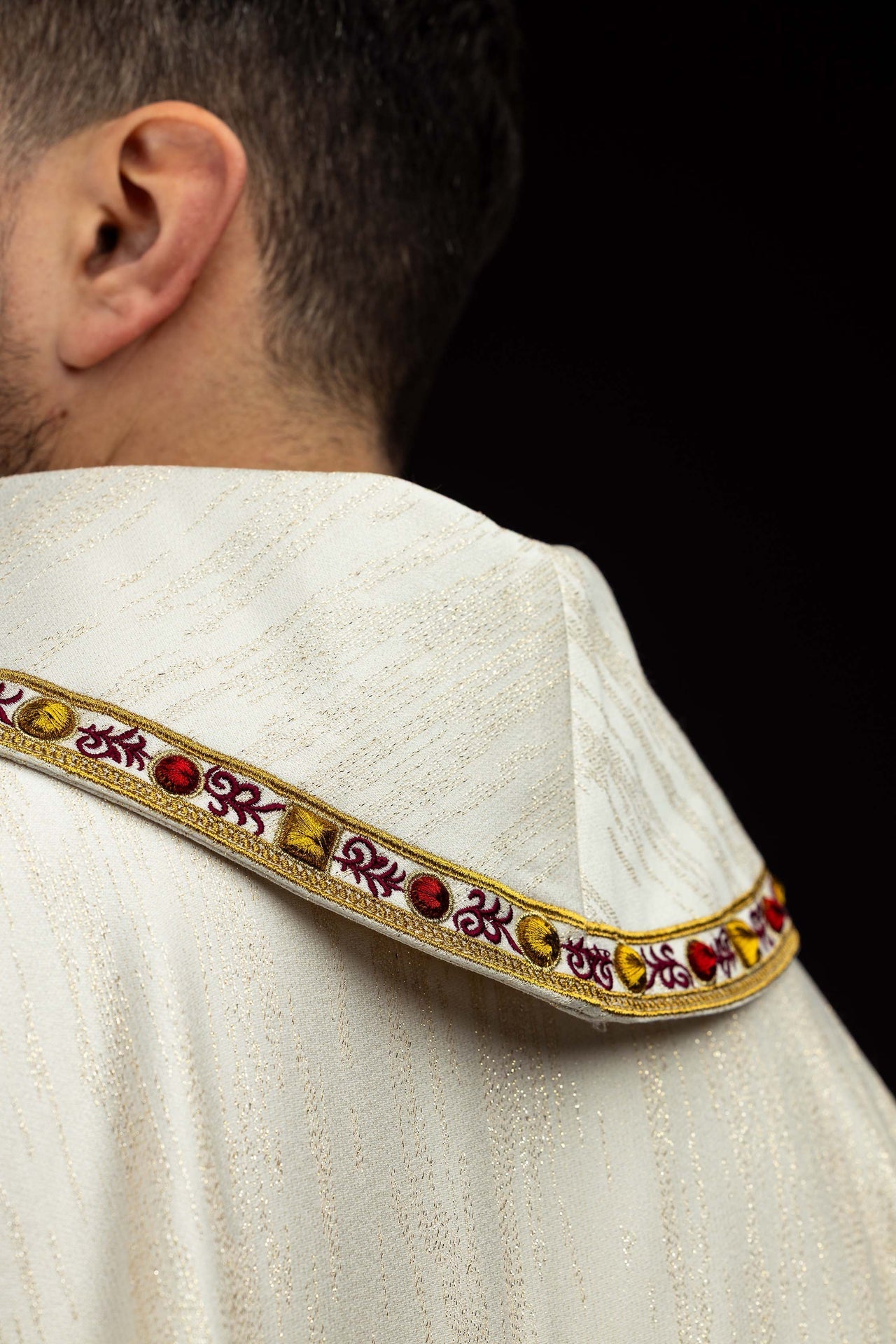 Casulla bordada con la imagen del Sagrado Corazón de Jesús y del cáliz eucarístico