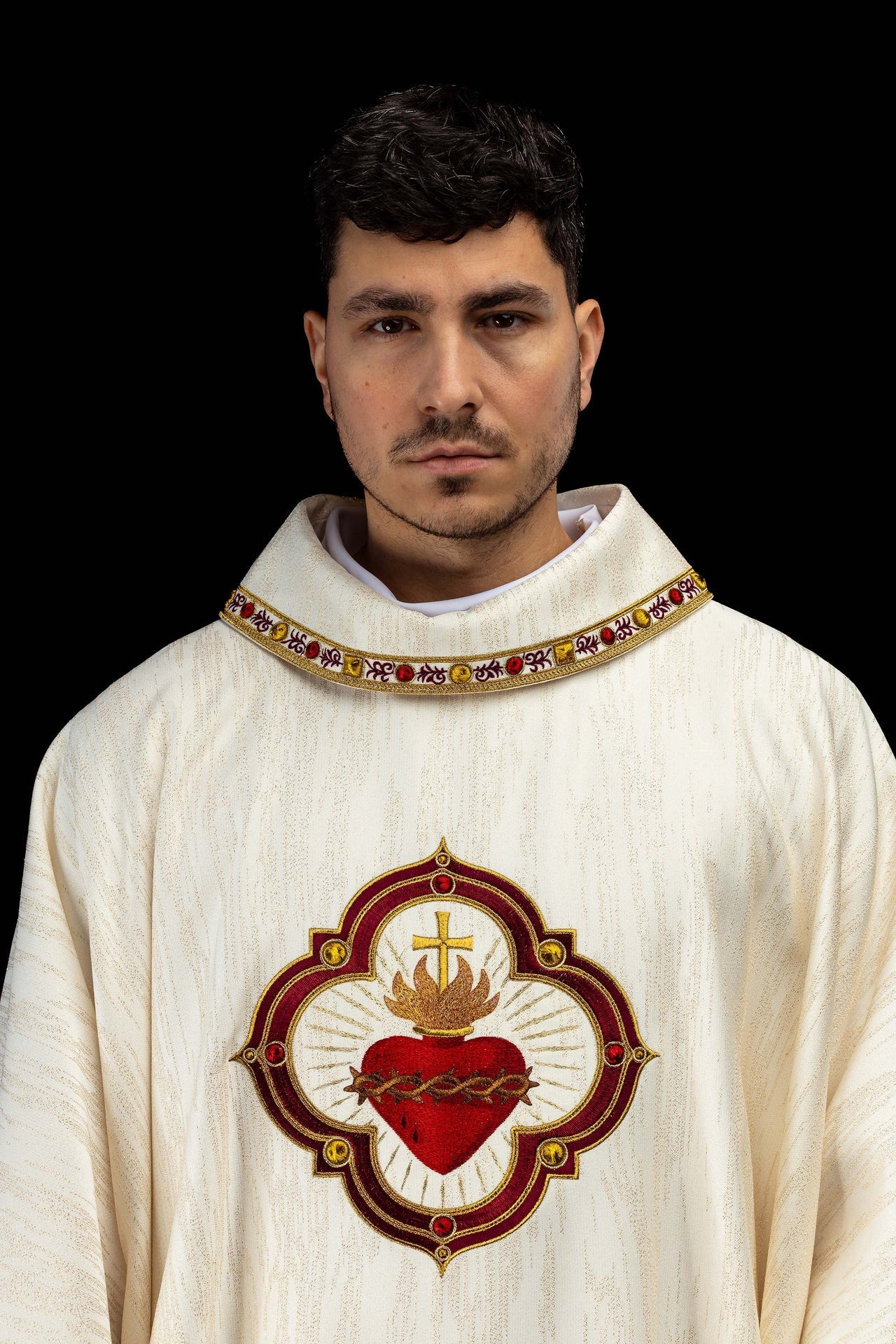 Casulla bordada con la imagen del Sagrado Corazón de Jesús y del cáliz eucarístico