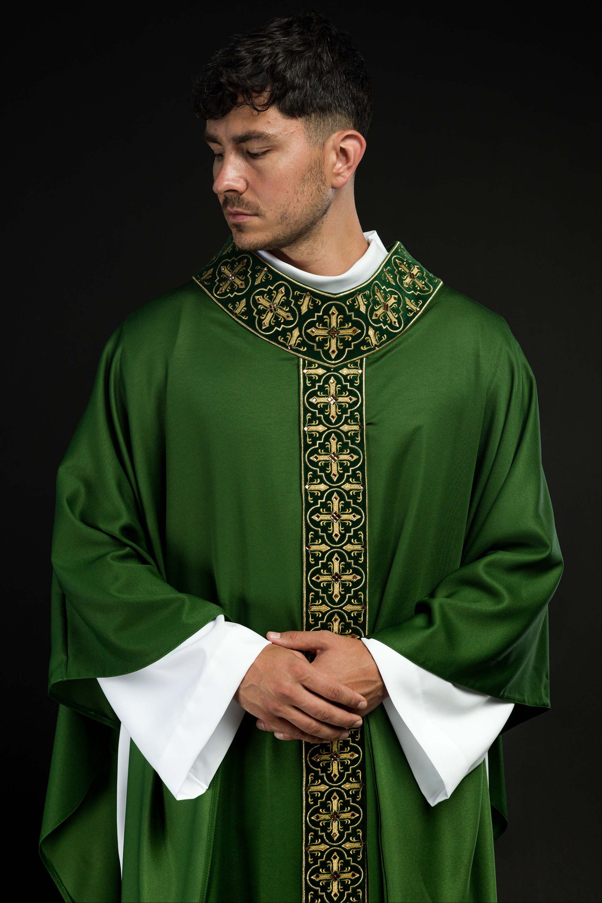 Casulla verde con galón ricamente bordado y decorado con 500 piedras