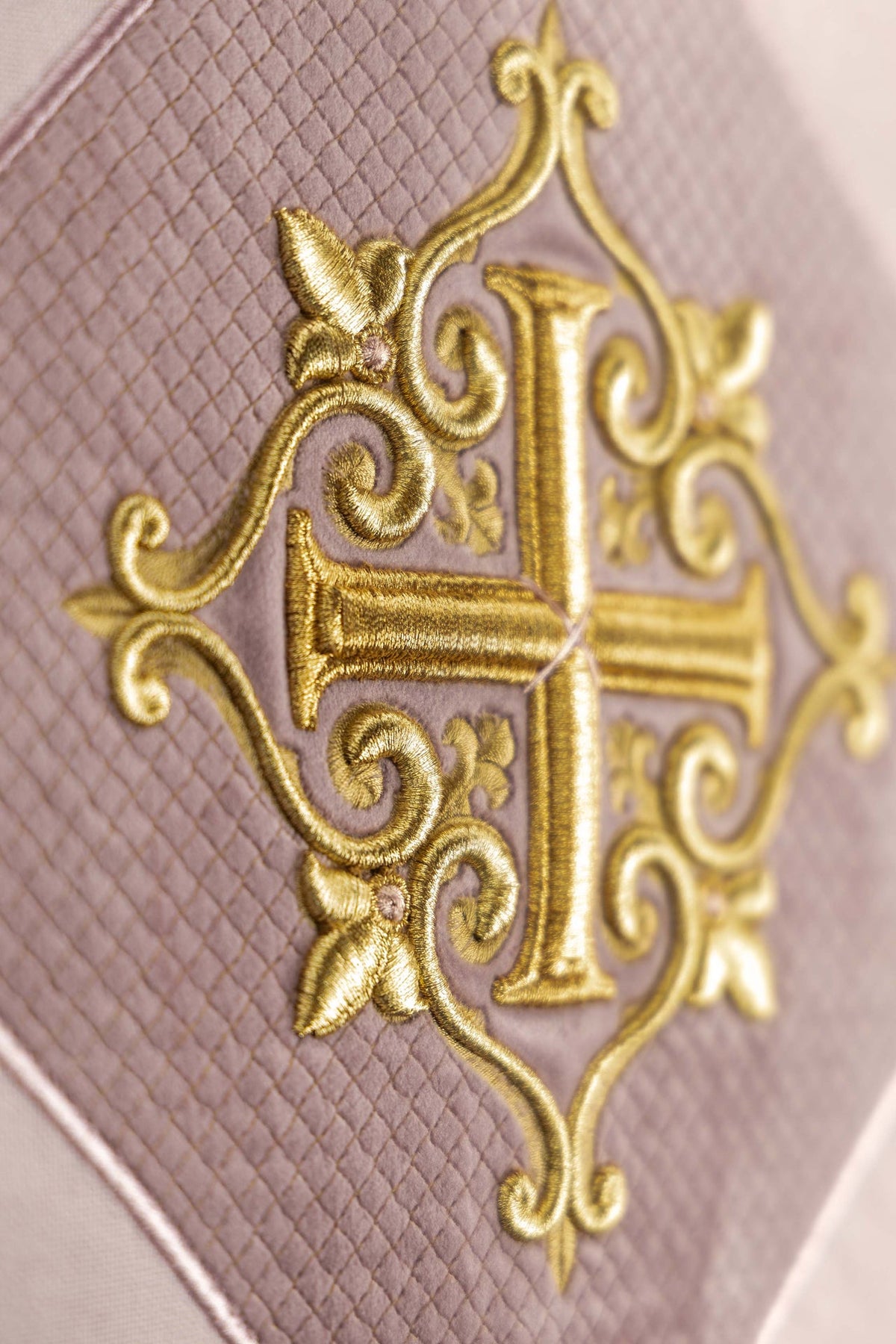 Paño para ambón rosa con motivo de cruz bordado