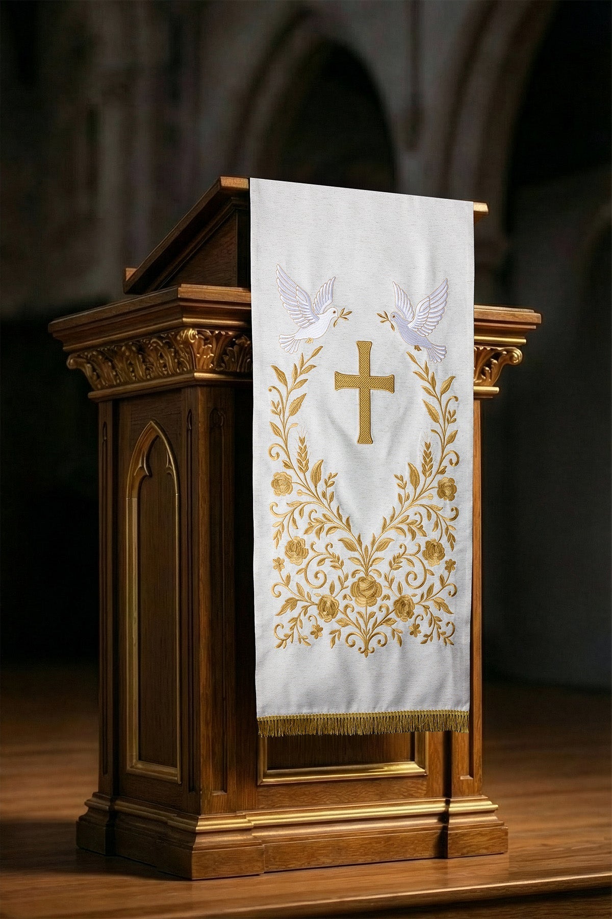Mantel para ambón con bordado de la cruz y palomas en color ecru