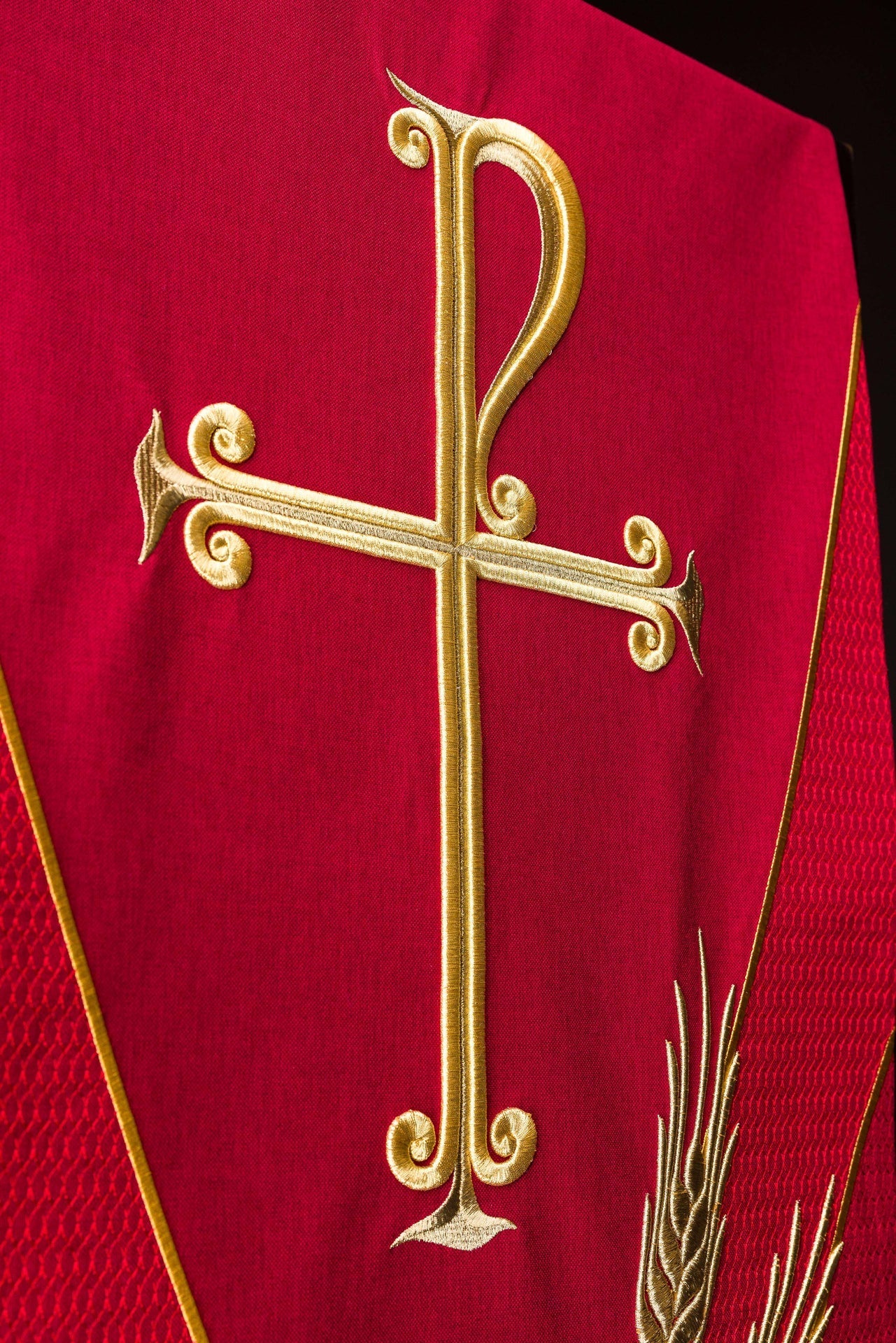 Mantel para ambón con bordado PAX en color rojo