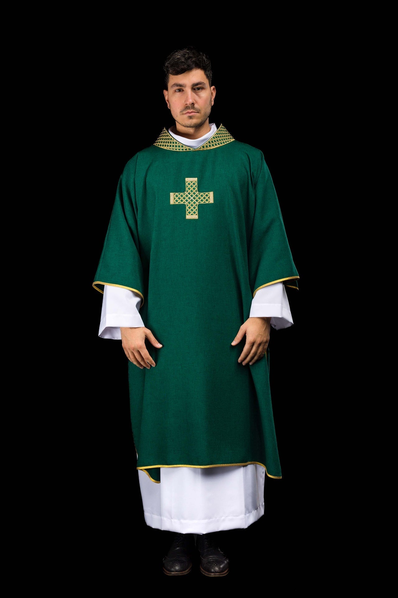 Dalmatica verde con cruces bordadas y cuello decorado
