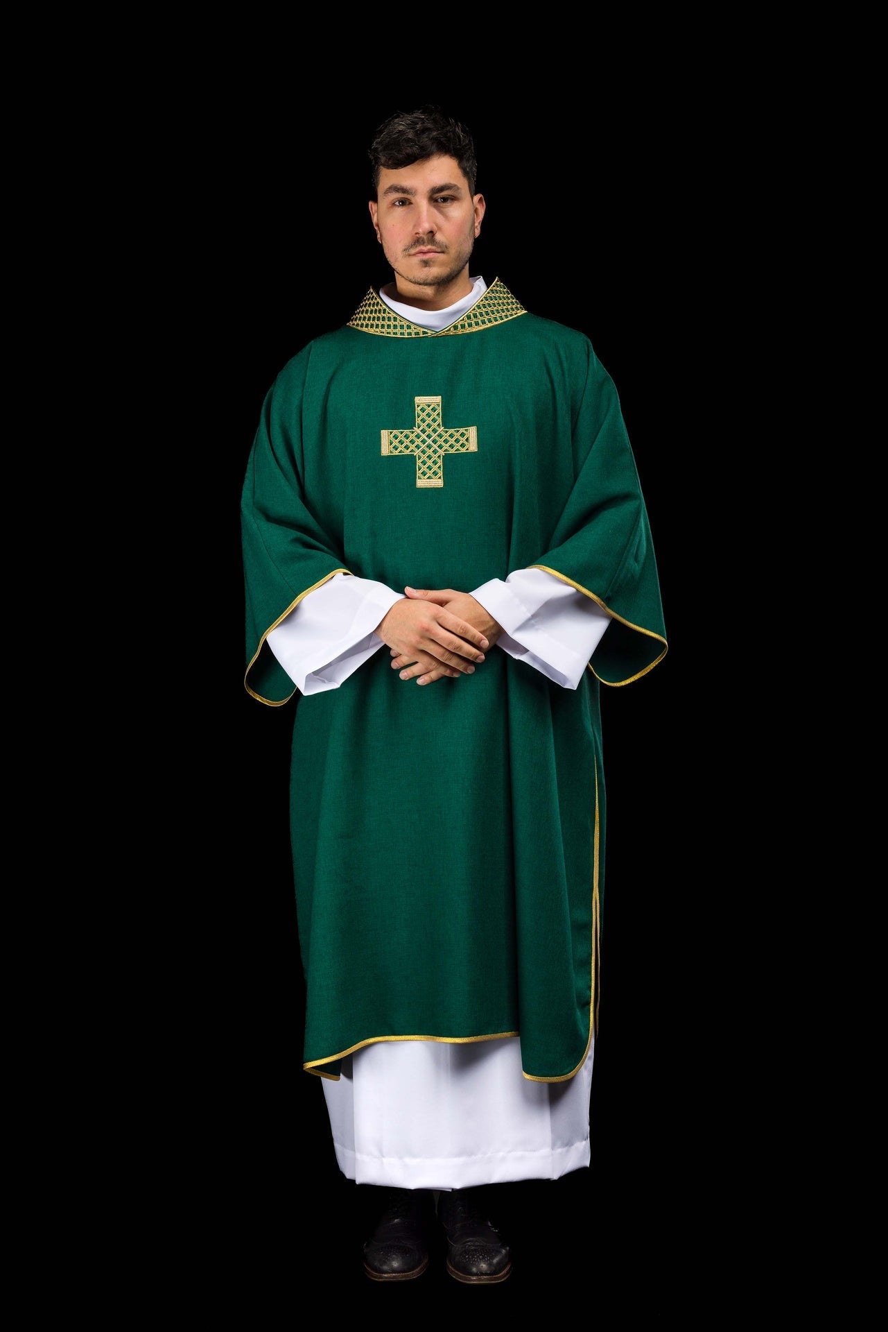 Dalmatica verde con cruces bordadas y cuello decorado