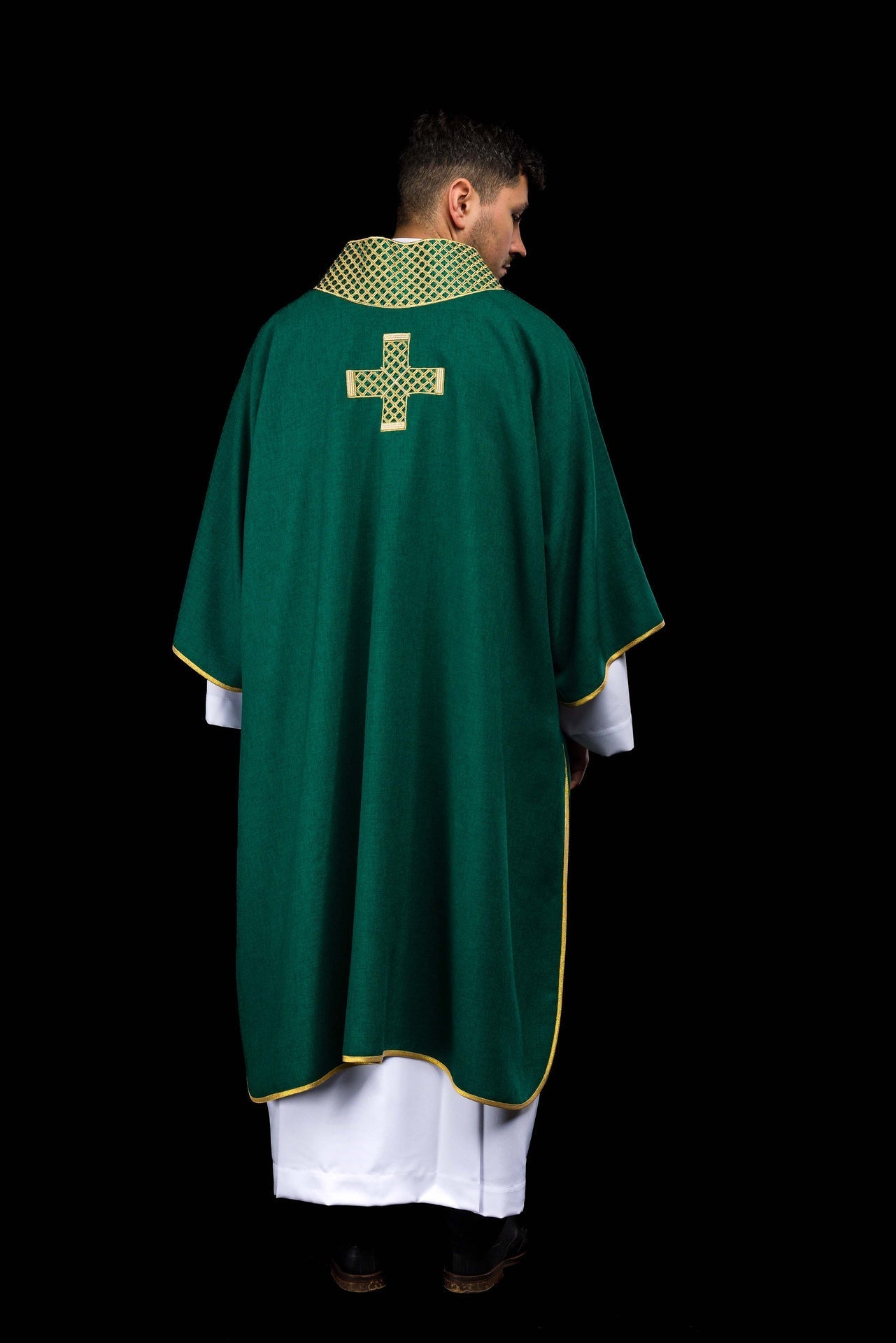 Dalmatica verde con cruces bordadas y cuello decorado