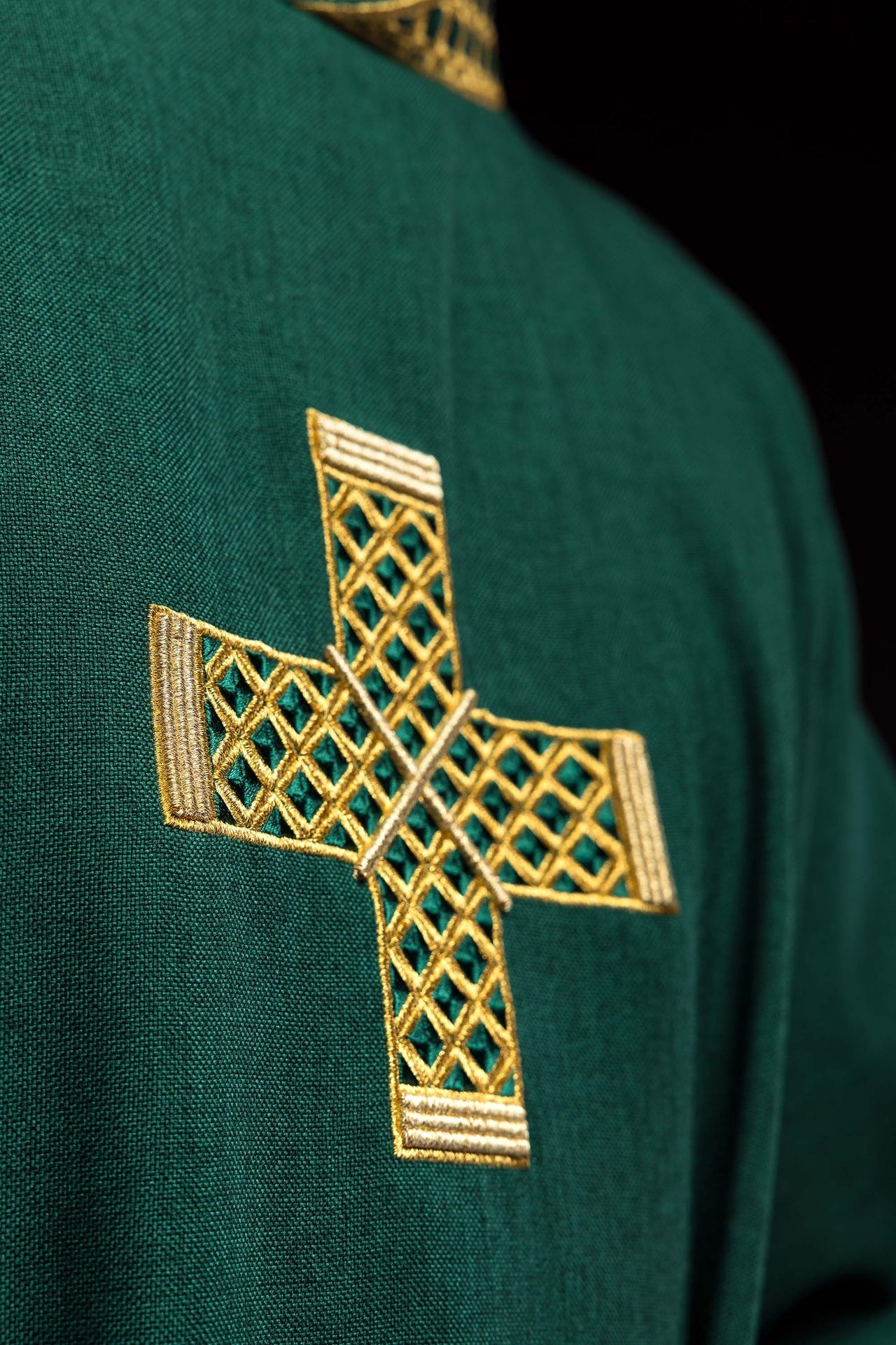 Dalmatica verde con cruces bordadas y cuello decorado