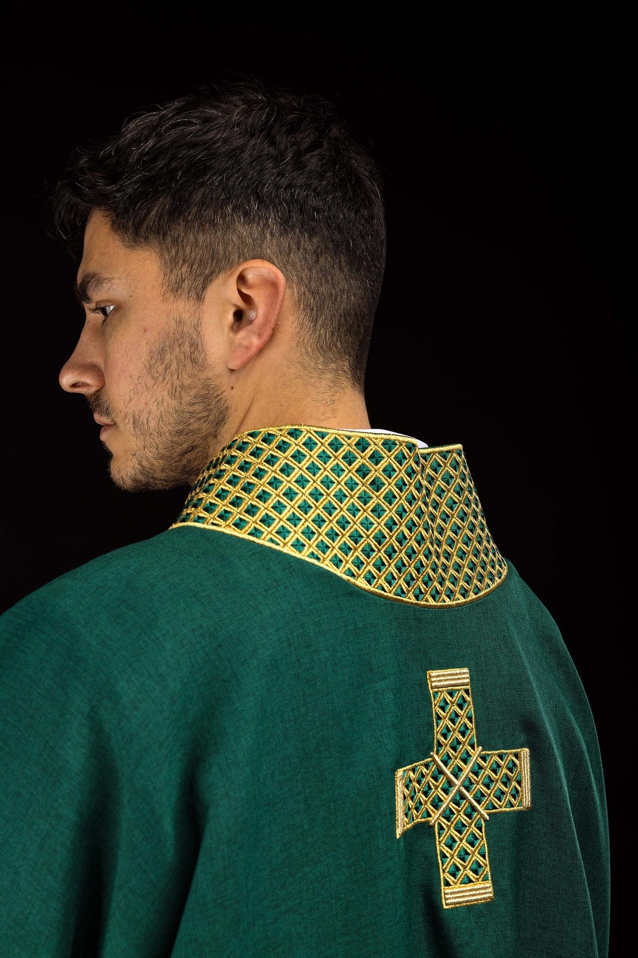Dalmatica verde con cruces bordadas y cuello decorado