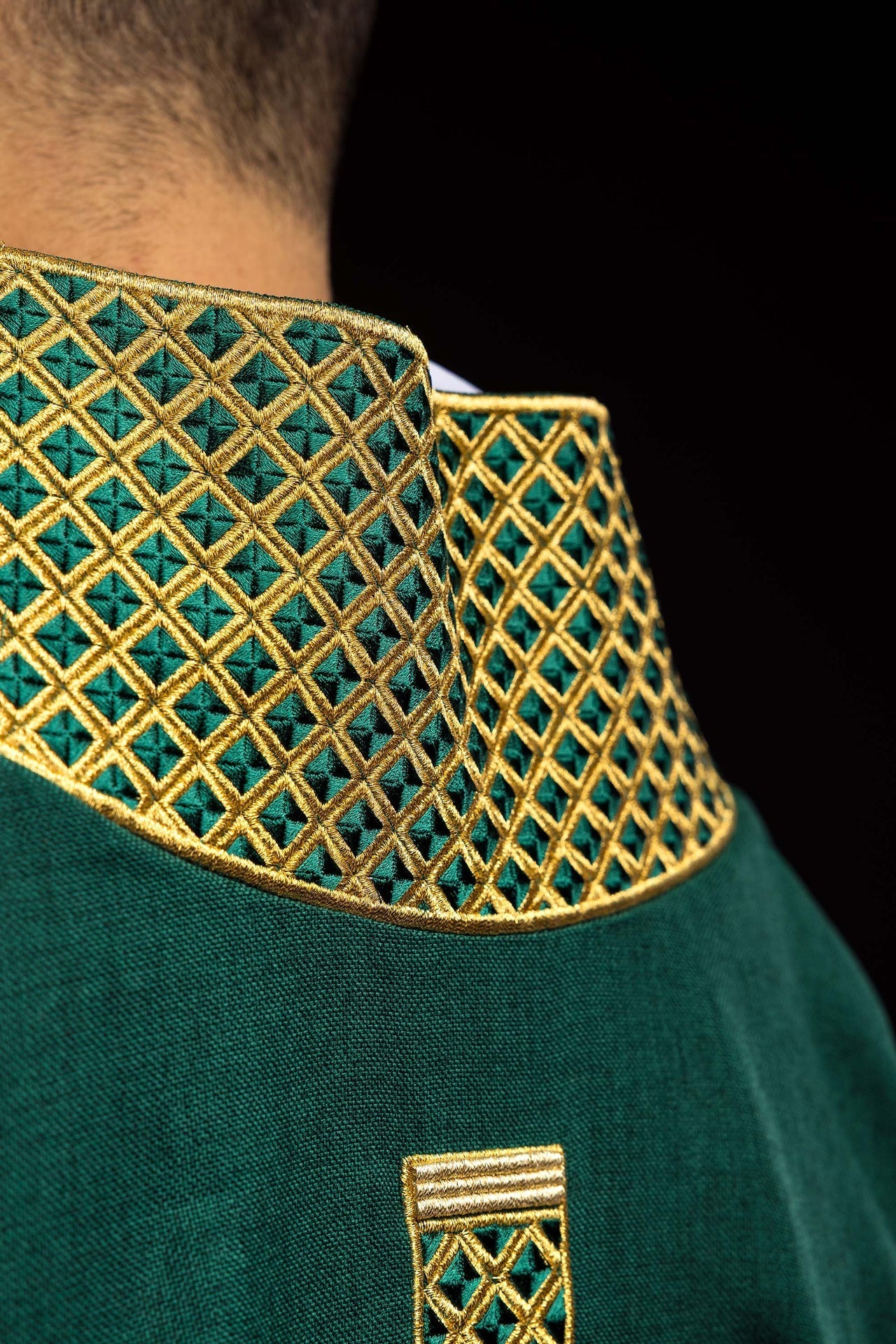 Dalmatica verde con cruces bordadas y cuello decorado