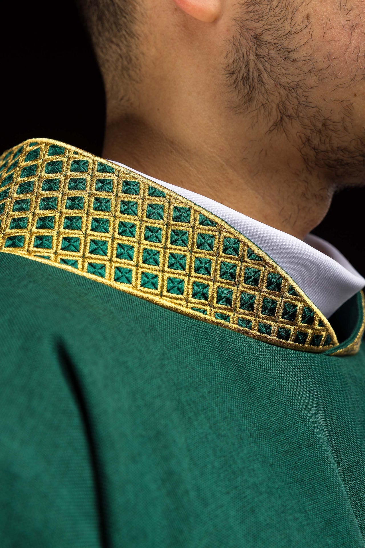 Dalmatica verde con cruces bordadas y cuello decorado