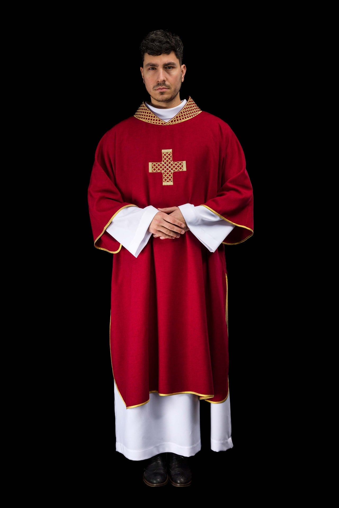 Dalmática roja con cruces bordadas y cuello