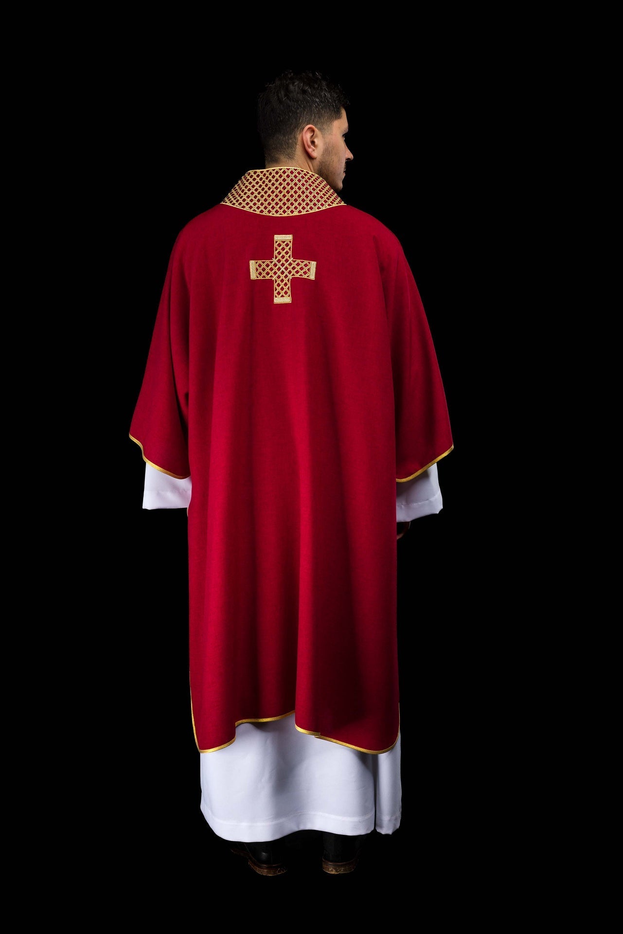 Dalmática roja con cruces bordadas y cuello