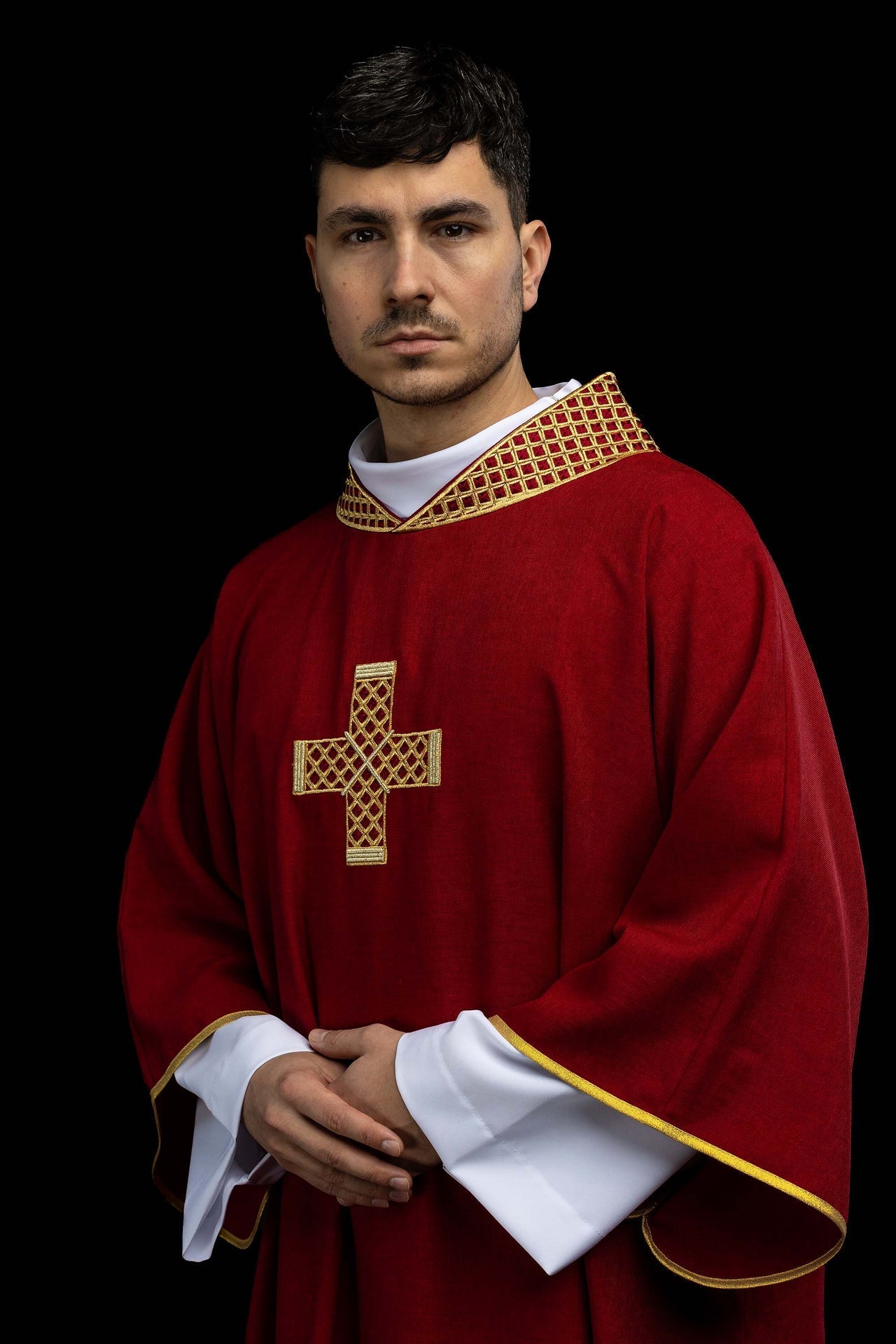 Dalmática roja con cruces bordadas y cuello