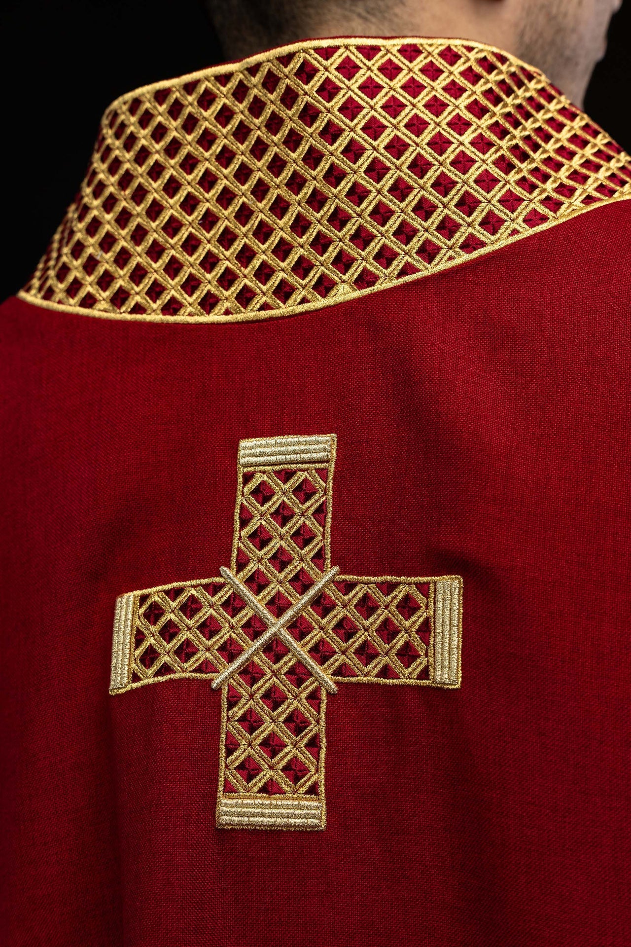 Dalmática roja con cruces bordadas y cuello